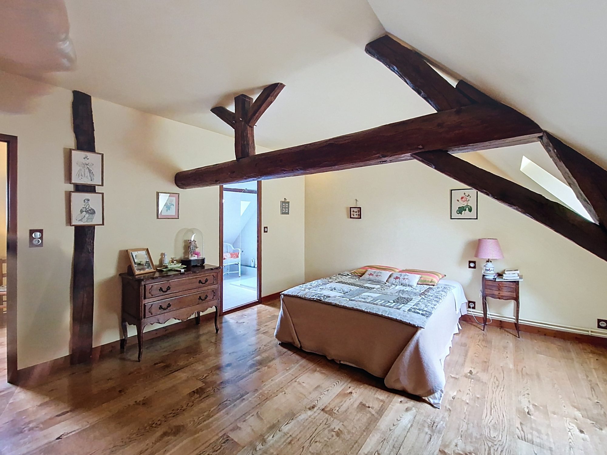 A 15kms de Chalon sur Saône : très belle longère. sur 20 ares. Chalon-sur-Saône 71100