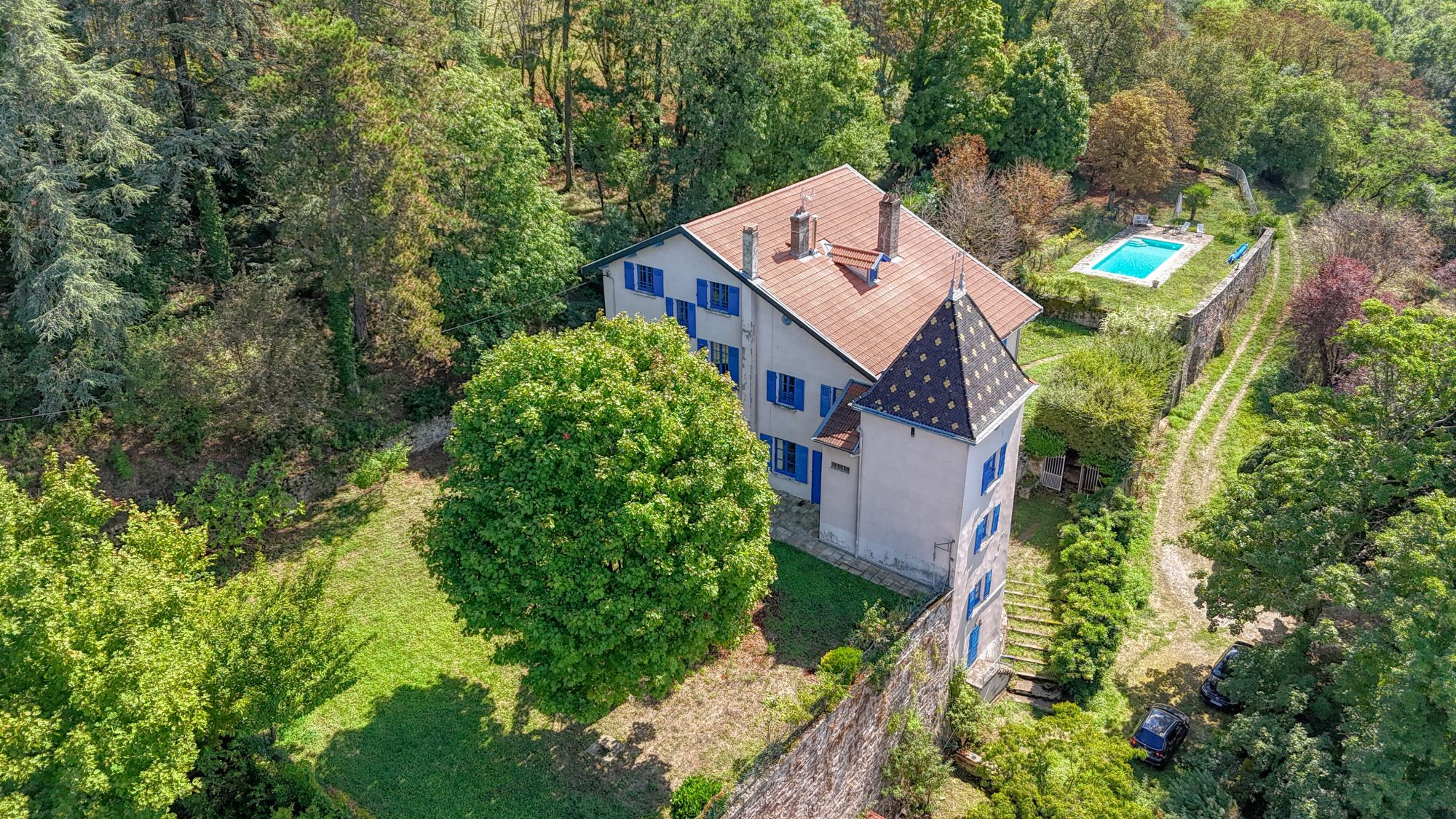 Demeure du XVIIème avec piscine, vue panoramique et dépendance