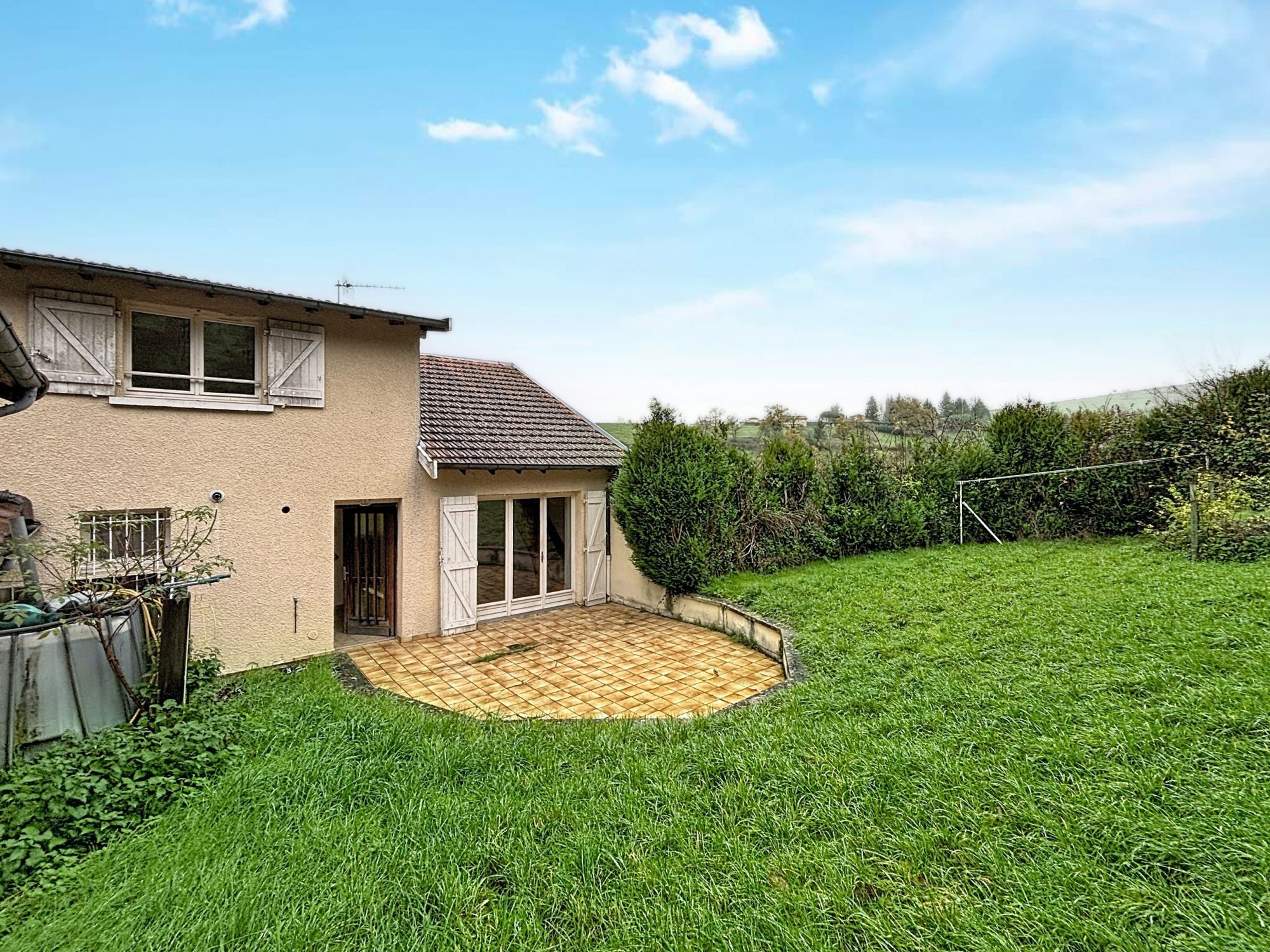 Maison de village avec terrasse et jardin