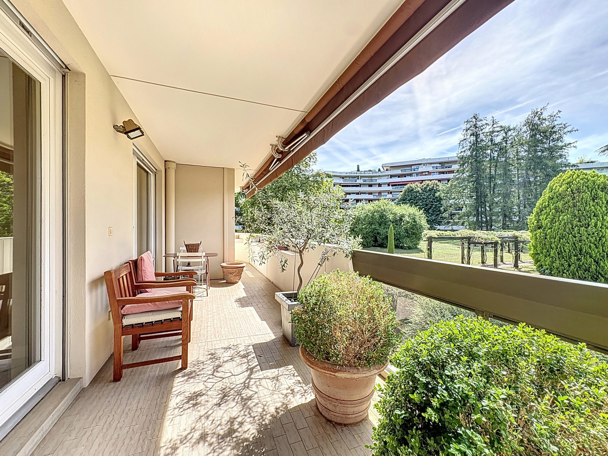 APPARTEMENT DE STANDING AVEC BALCONS