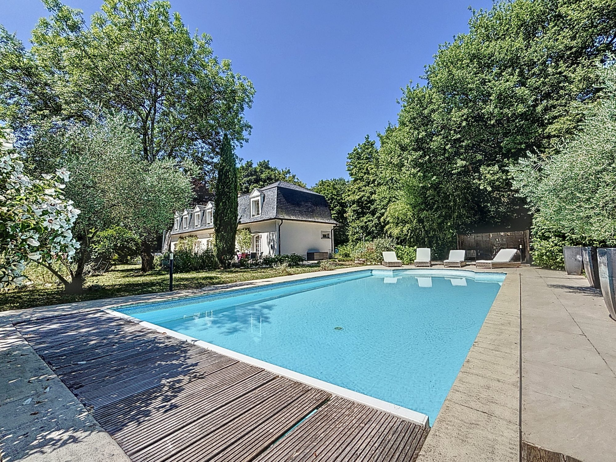 Villa de 245 m², parc de 5000 m² avec piscine