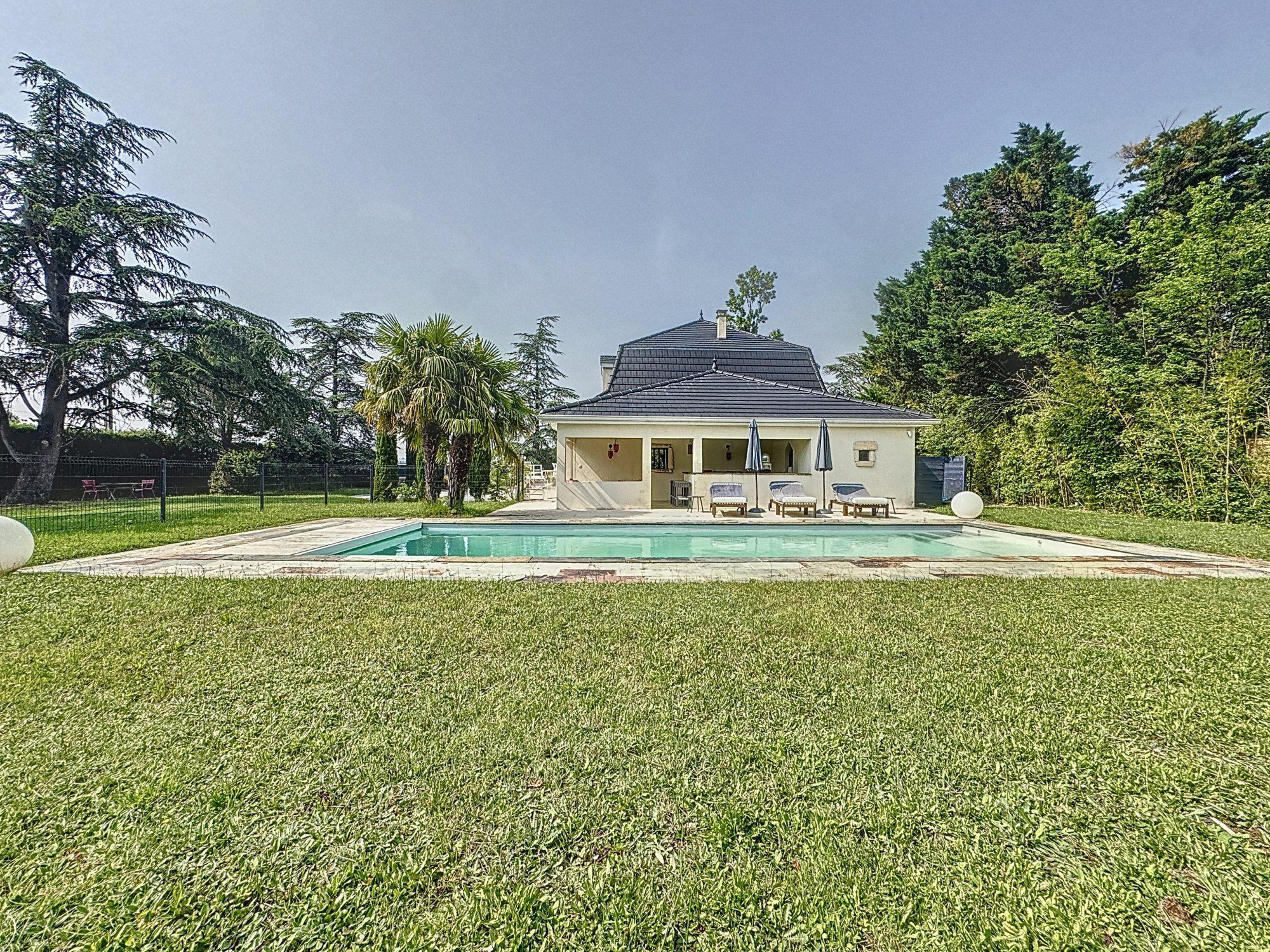 Rare et Authentique, Pietrapolis Chaponost vous propose cette maison de 275m2 édifiée sur une parcelle de 2225m2 avec 5 chambres, une pièce de vie de 65m2, un Pool House et une piscine chauffée