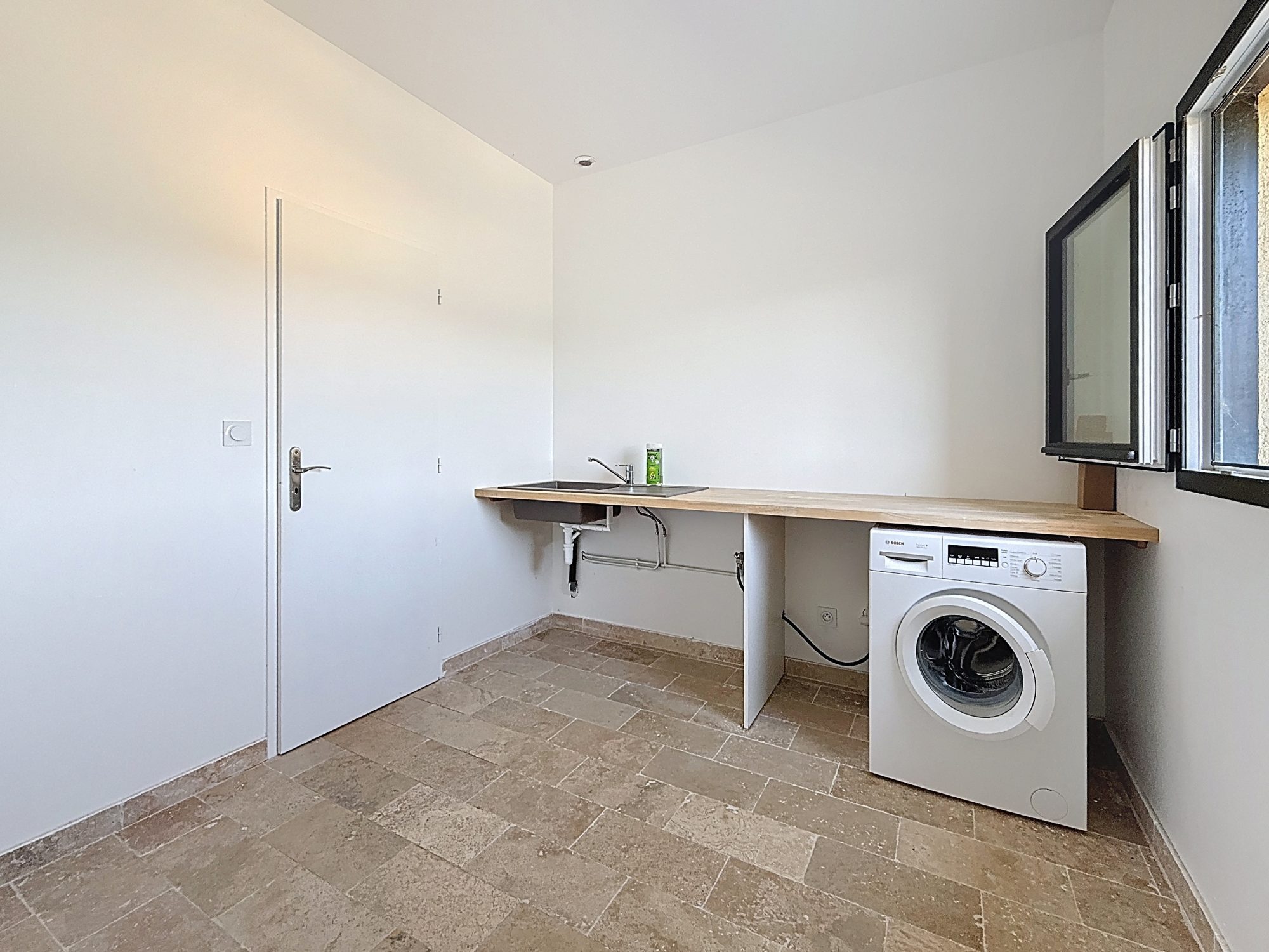 Maison moderne clé en mains de 2013 de type T5, 2500 m² de terrain,  belle pièce de vie, cuisine meublée équipée,  4 chambres, piscine 8x4 chauffée Vindry-sur-Turdine 69490