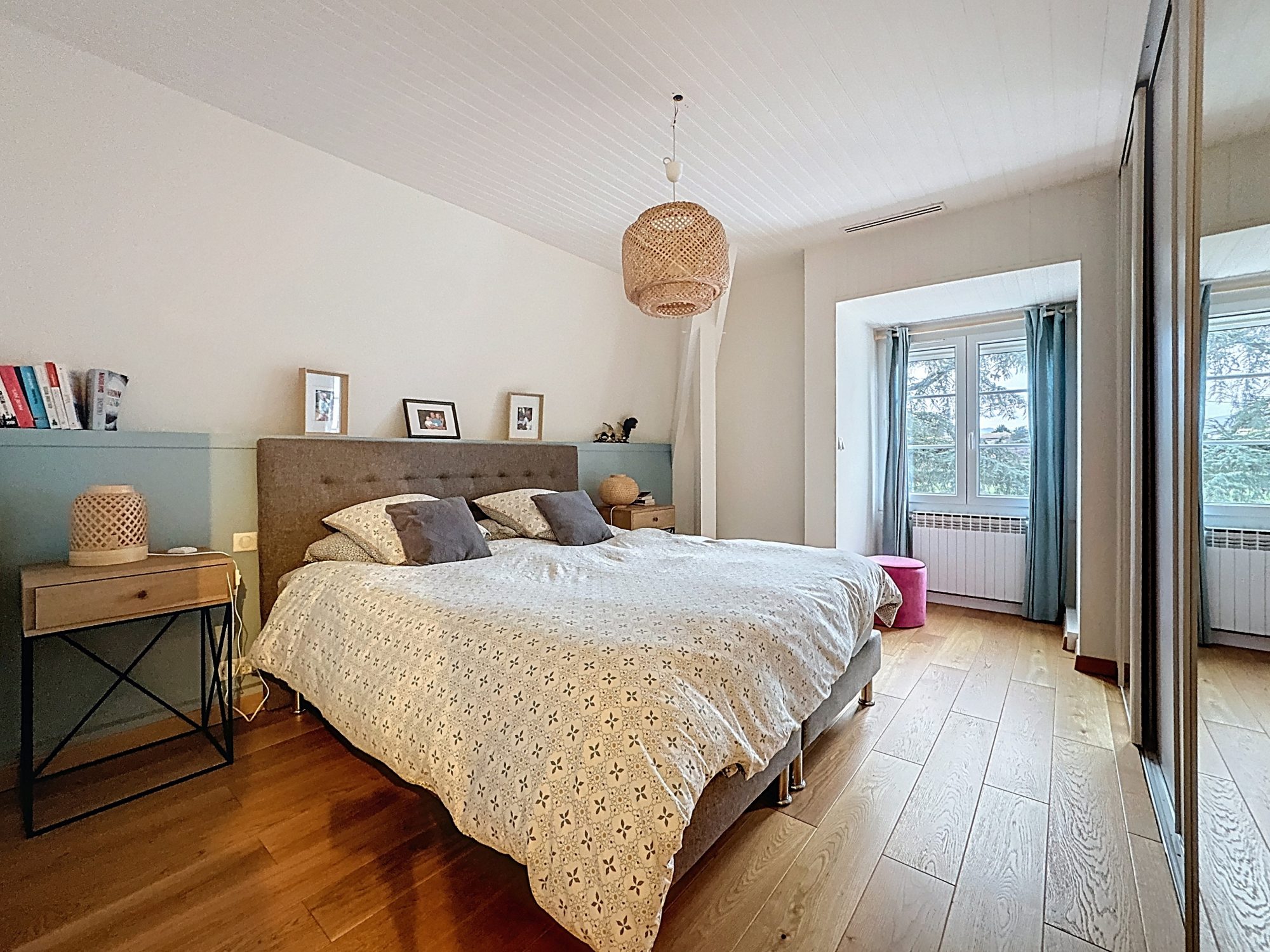 Rare et Authentique, Pietrapolis Chaponost vous propose cette maison de 275m2 édifiée sur une parcelle de 2225m2 avec 5 chambres, une pièce de vie de 65m2, un Pool House et une piscine chauffée Brignais 69530