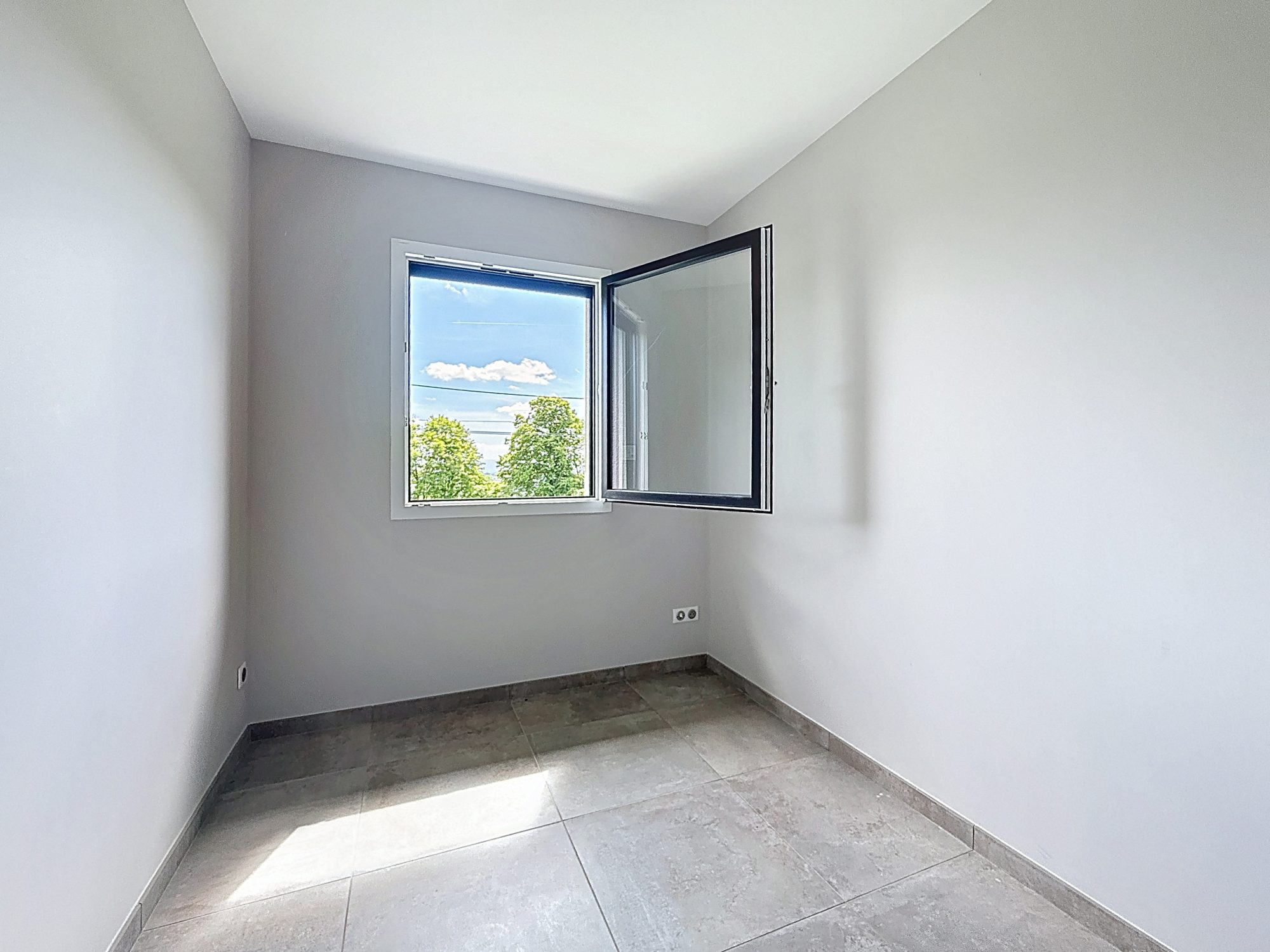 Maison plain-pied sur sous-sol complet d'env 102 m² Villechenève 69770