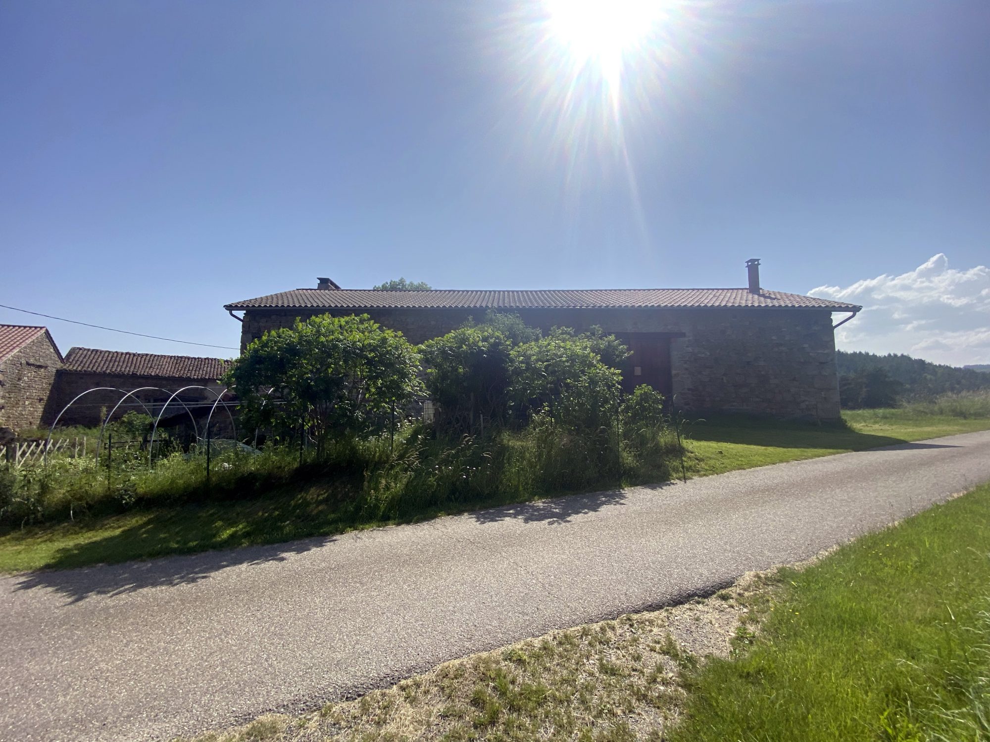 Ferme en pierres rénovée sur terrain attenant Sauvessanges 63840