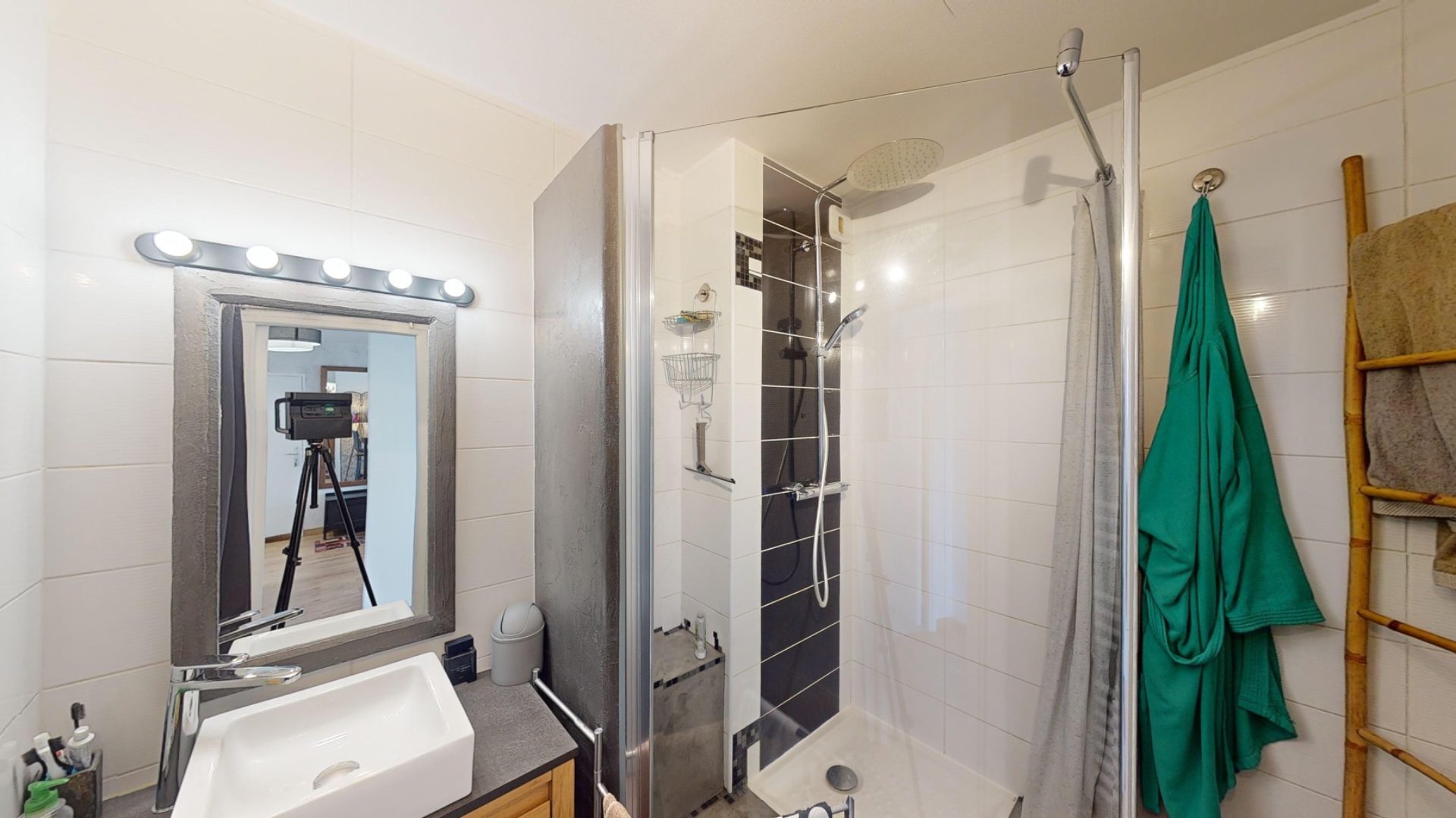 APPARTEMENT RENOVÉ RÉCEMMENT 77m2, BALCON, GARAGE, PARKING PRIVATIF, 3 CHAMBRES, CUISINE ÉQUIPÉE, ISOLATION EXTÉRIEURE, FAIBLES CHARGES, COPROPRIÉTÉ SÉCURISÉE, CAVE, ESPACES VERTS, PROCHE TOUTES COMMODITÉS Unieux 42240