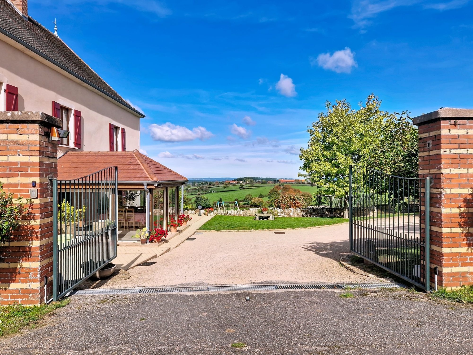 Authentique maison brionnaise  – volumes, charme et potentiel La Clayette 71800