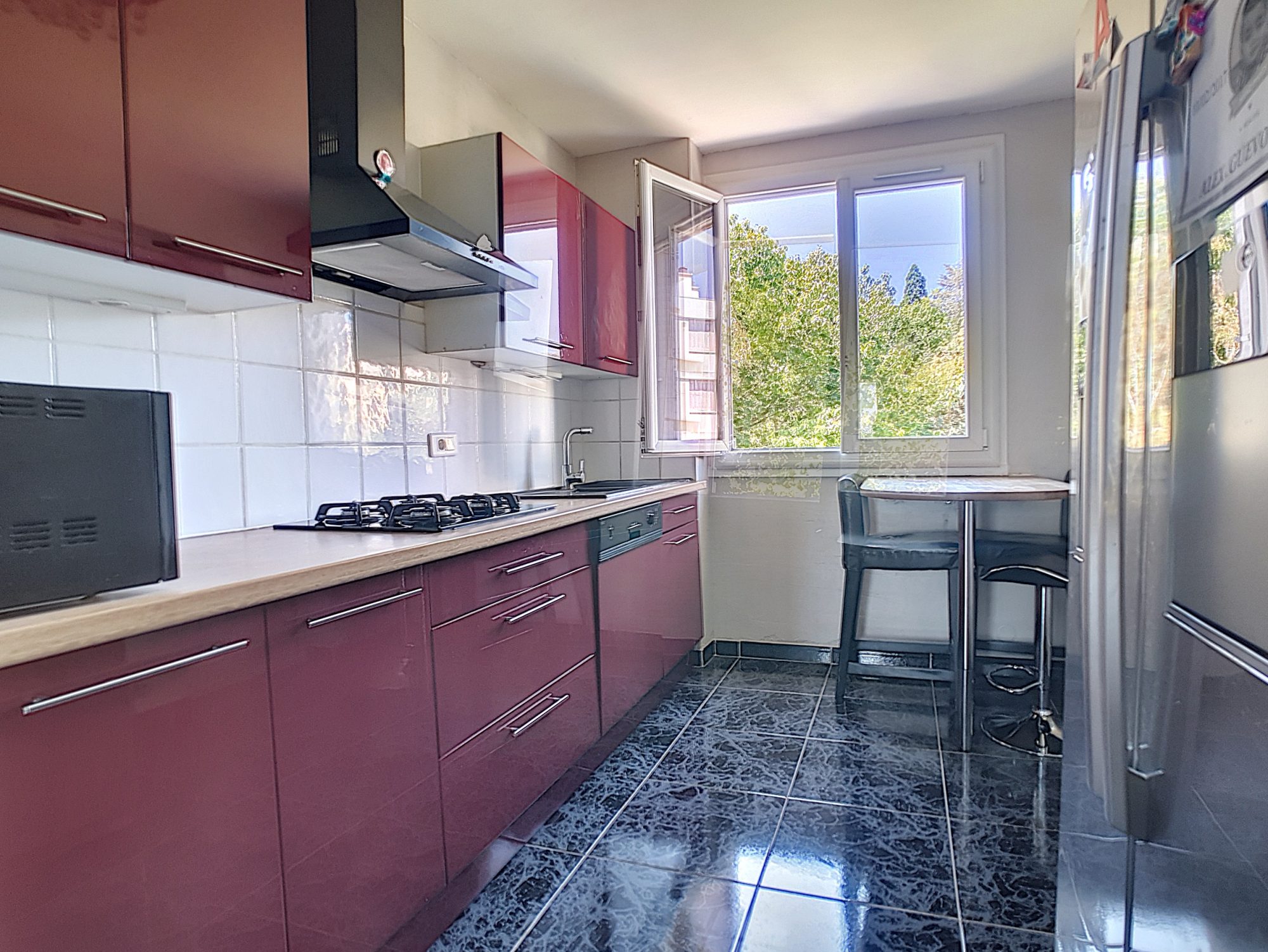 T3 de 70m² lumineux traversant avec balcon et parking Bron 69500