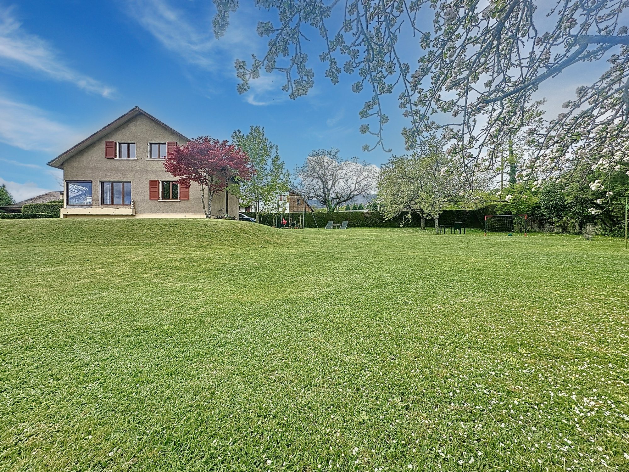 Maison sur terrain constructible, située à Divonne Divonne-les-Bains 01220