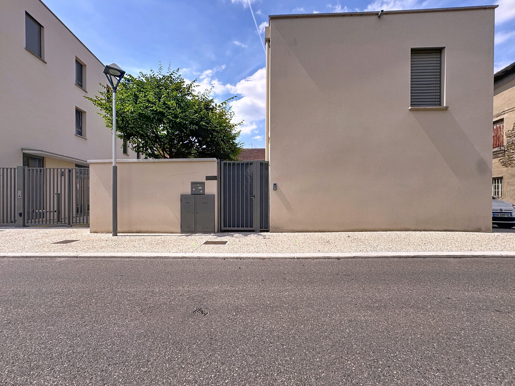 Maison de 2020 au centre ville de 110m2 - 4 chambres avec Garage et stationnement. Saint Symphorien d'Ozon 69360