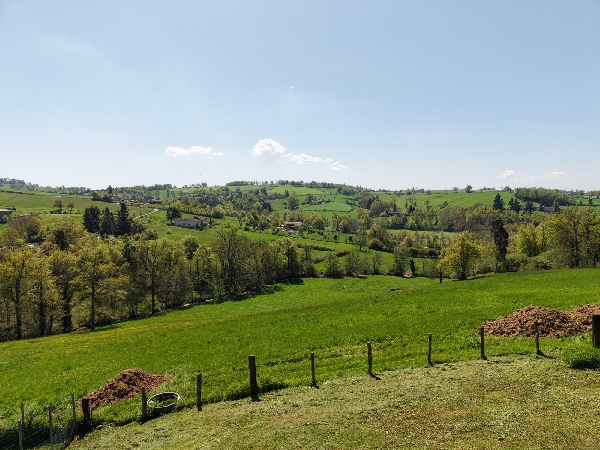 Grande propriété familiale avec deux maisons sur 935 m² de terrain arboré – Calme et potentiel locatif Chambost-Longessaigne 69770