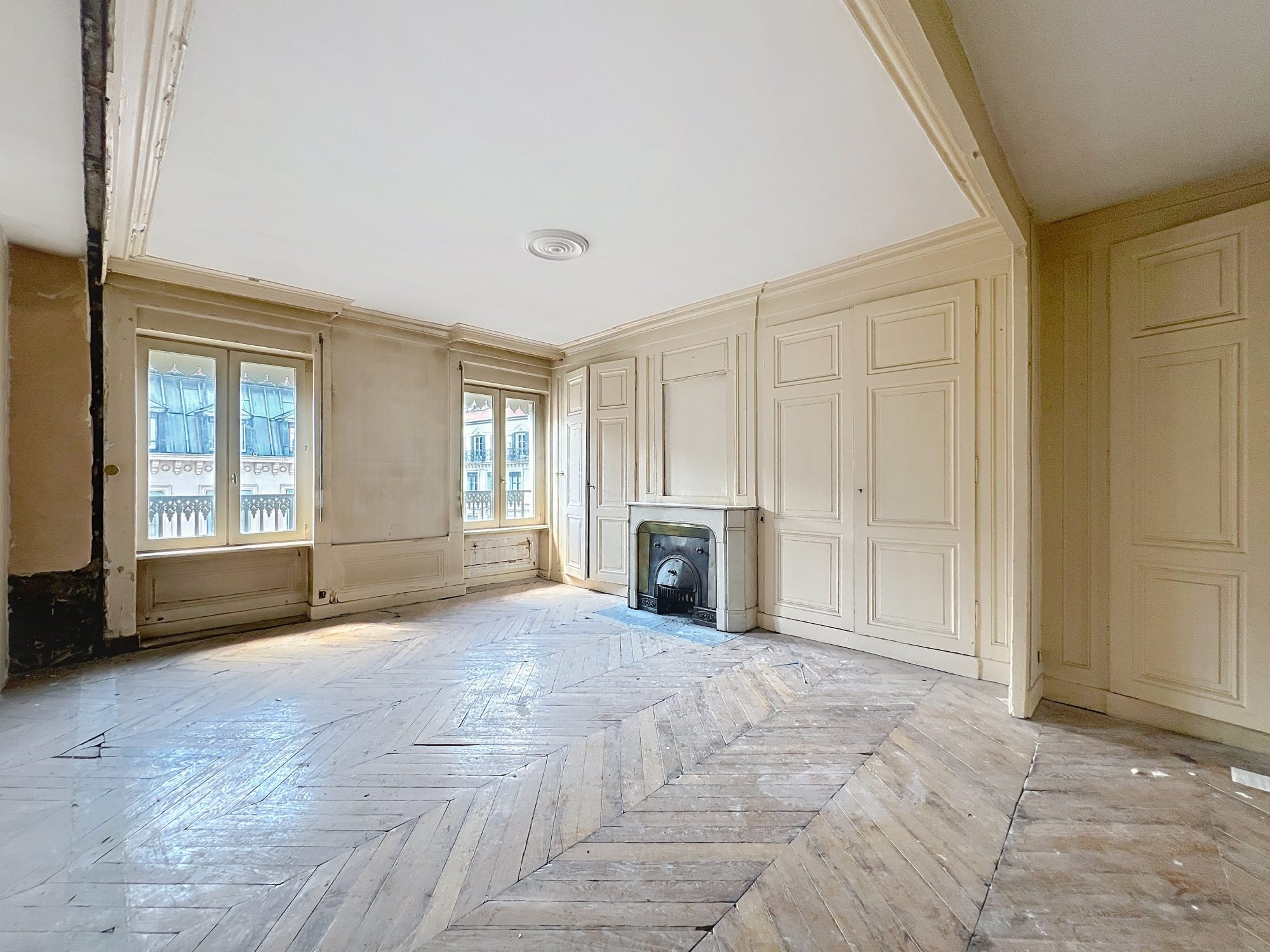 PLACE DES TERREAUX - PLATEAU 34m2 A RENOVER - 5 eme ETAGE - LUMINEUX
