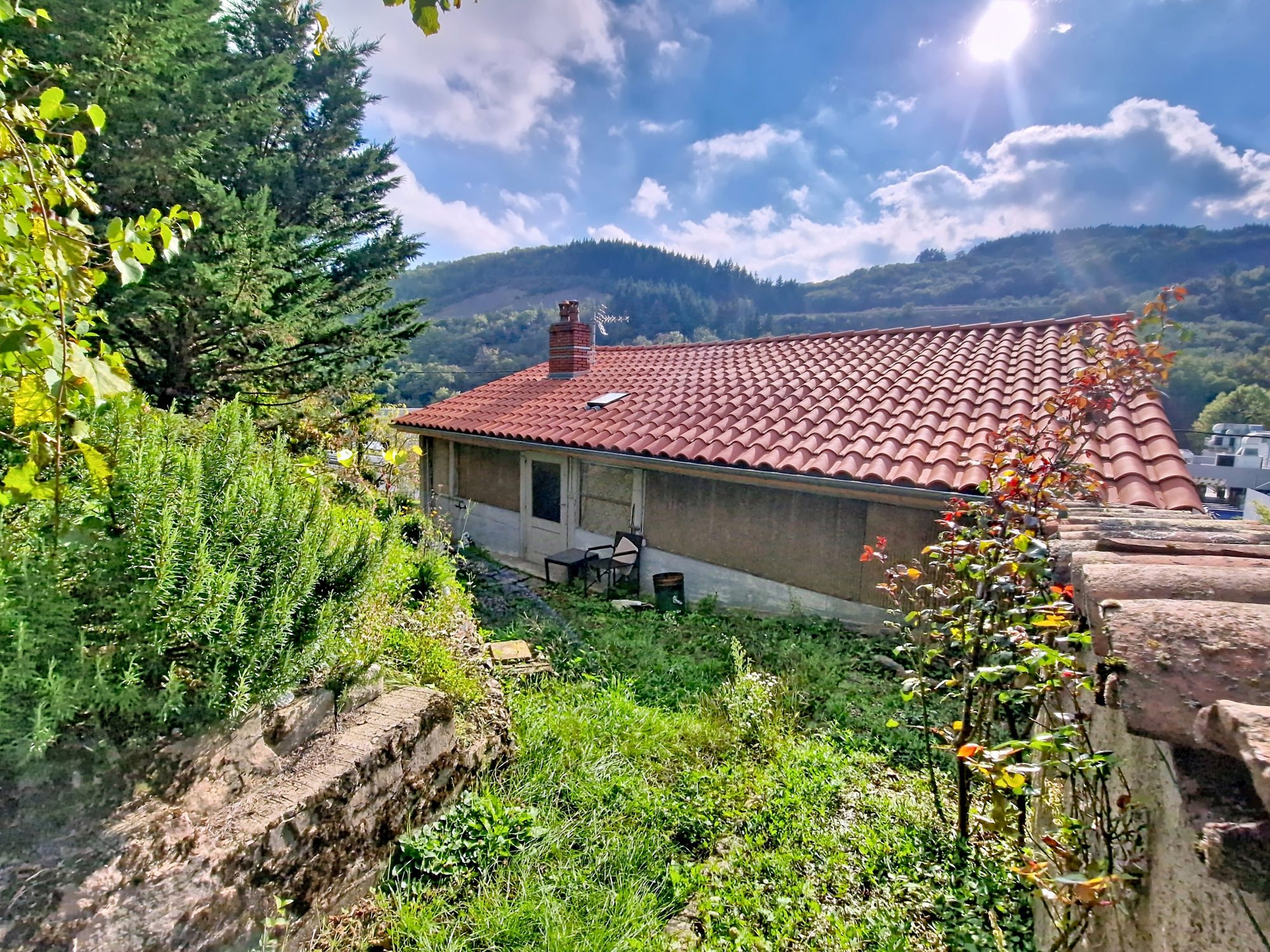 2 MAISONS environ 75m² ET 57m² + combles, caves, garage Vindry-sur-Turdine 69490