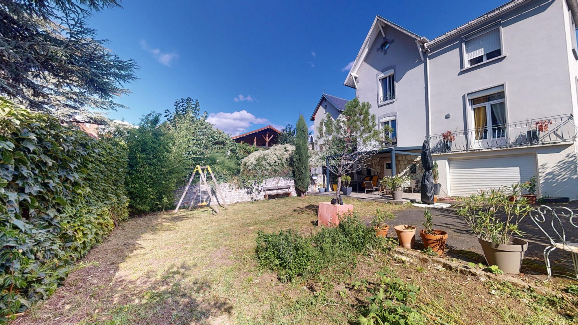 EXCLUSIVITE ! CENTRE VILLE, RARE dans un quartier résidentiel,  Maison de Maître entièrement rénovée et reconfigurée en 2009, 3 ch + bureau ou espace jeux, nombreuses dépendances en sous sol dont garage sur env 400m² de terrain