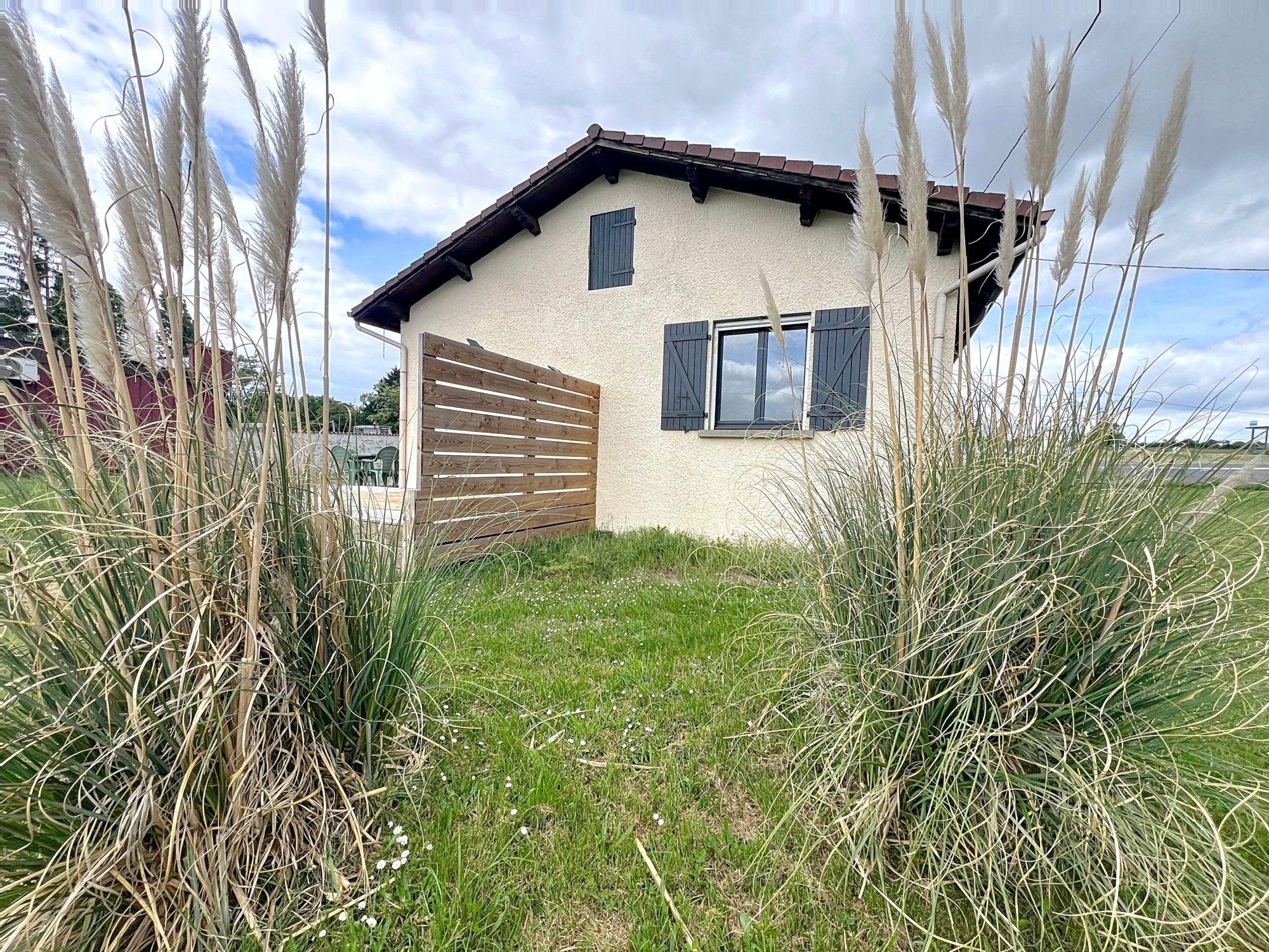 Maison de plain-pieds d'env 94 m² Vézelin-sur-Loire 42260