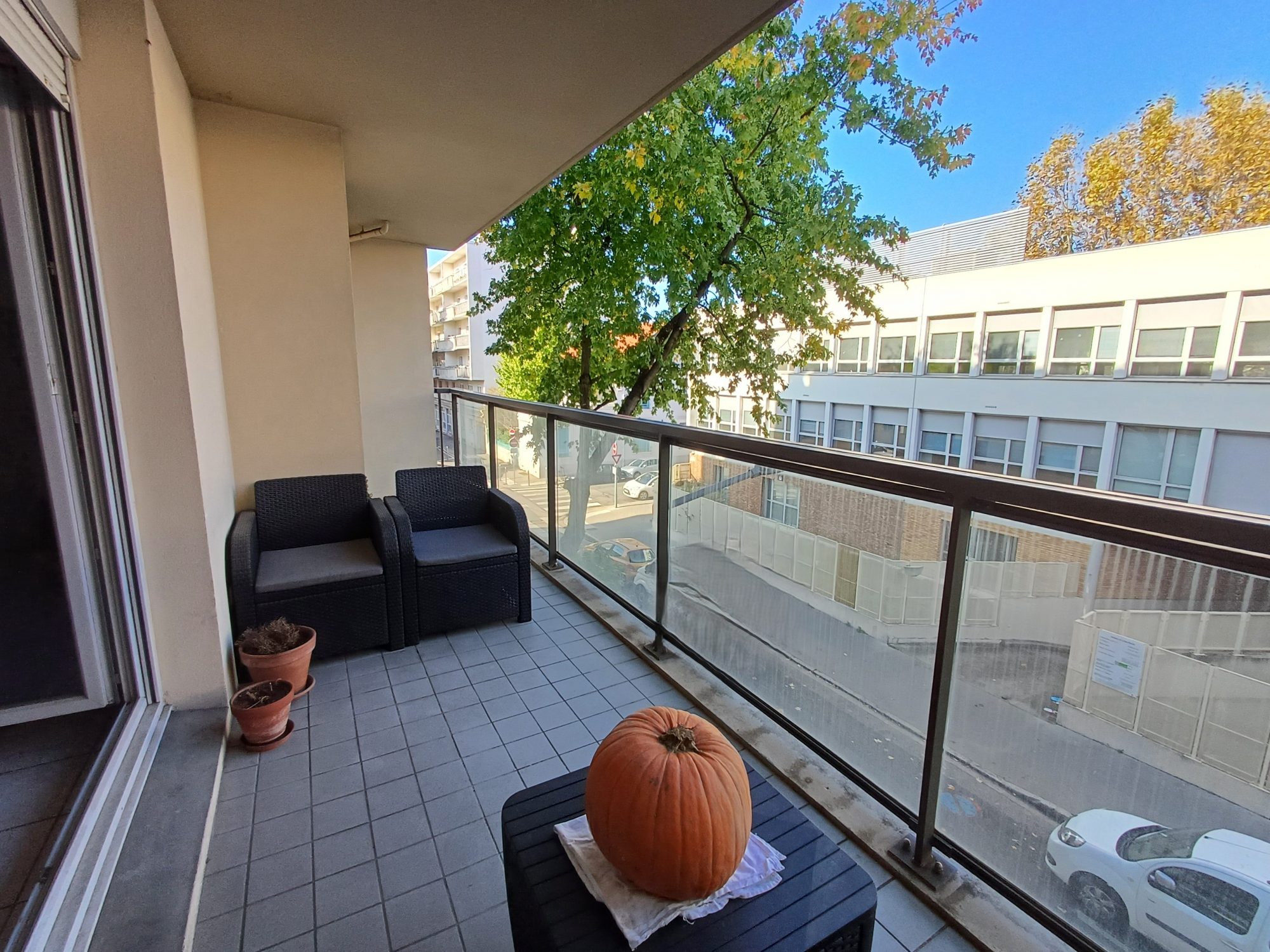 T5 avec grand balcon et box fermé