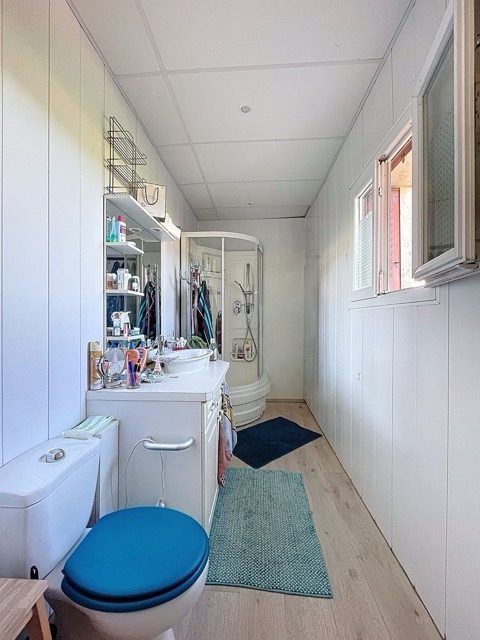 Espace, lumière et fort potentiel : cette maison réunit tout pour concrétiser vos projets, qu’ils soient familiaux, professionnels ou locatifs. Villechenève 69770