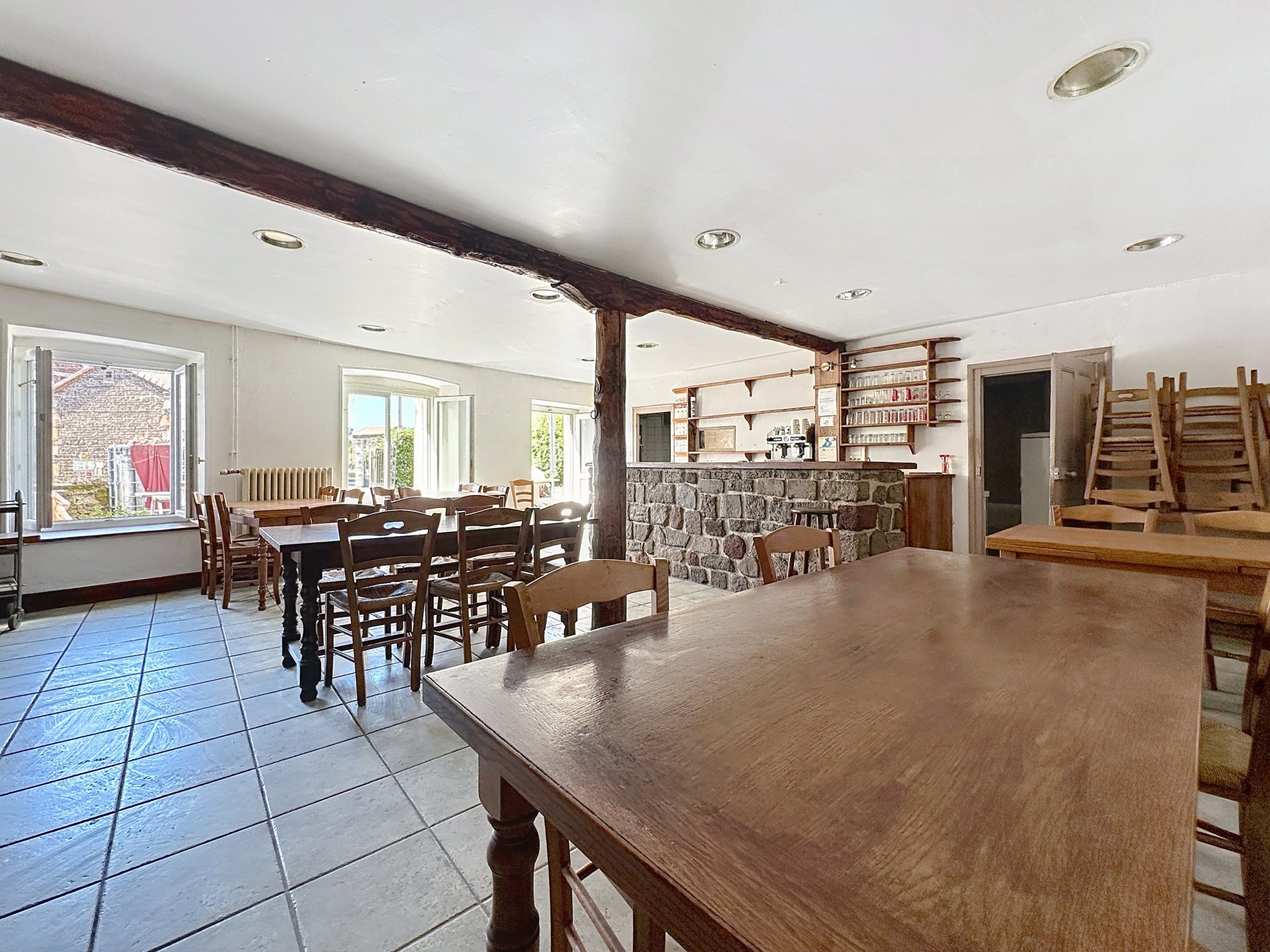 ANCIEN BAR / RESTAURANT AVEC LOGEMENT DE FONCTION ET DÉPENDANCE – BEYSSAC (20 MIN DU PUY-EN-VELAY) Beyssac,  Saint-Jean-de-Nay 43320