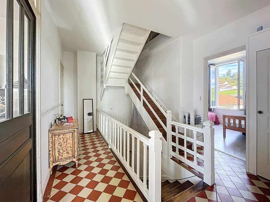 Espace, lumière et fort potentiel : cette maison réunit tout pour concrétiser vos projets, qu’ils soient familiaux, professionnels ou locatifs. Vindry-sur-Turdine 69490