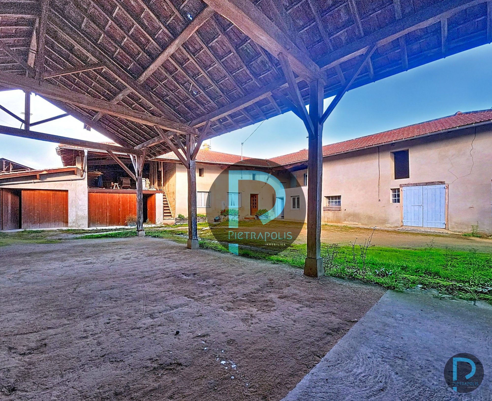 Fermette à rénover avec dépendances - CORMORANCHE