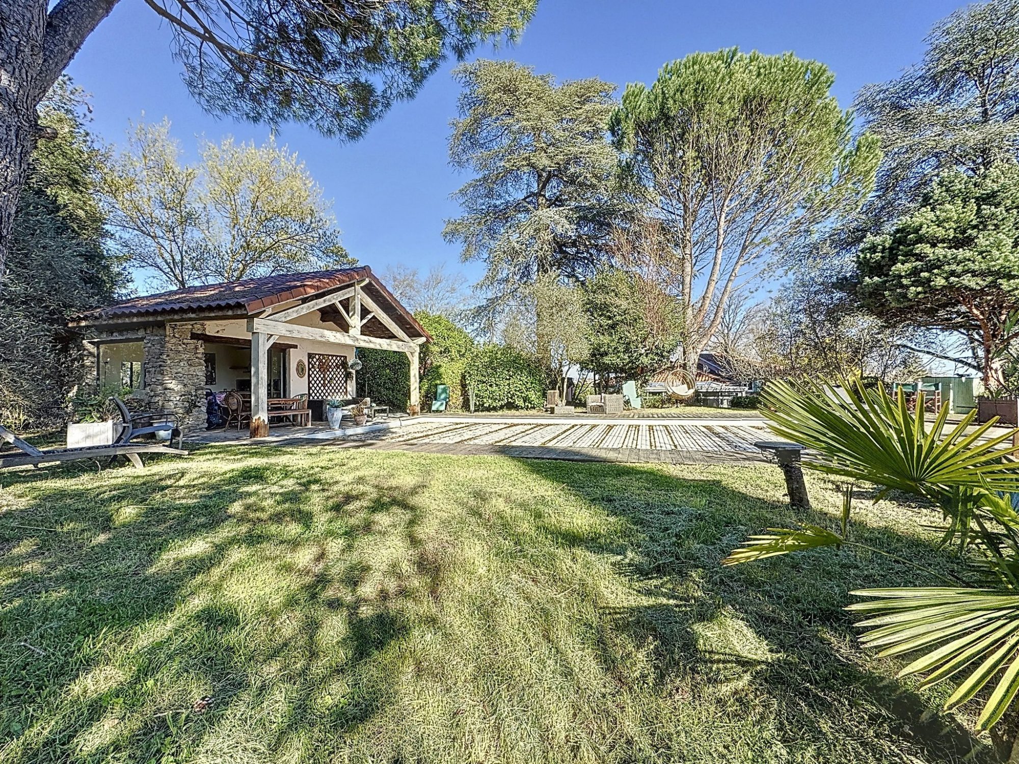 Maison T7 200m² sur 3327m² de terrain, piscine 12x6m