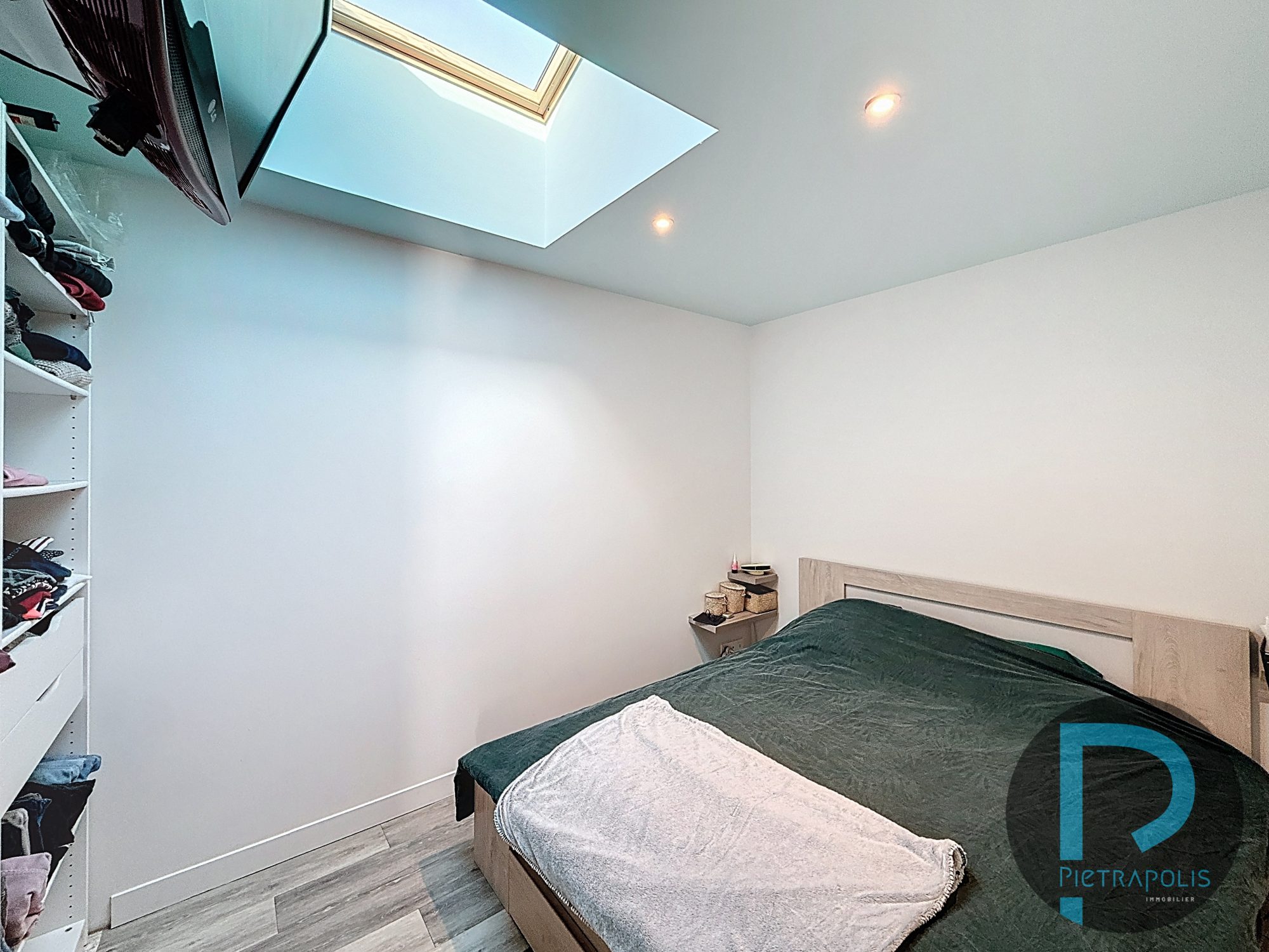 Maison de plain-pied de 92m² - 3 chambres - Terrain de 371m² - garage - 3 places de parkings Chaleins 01480