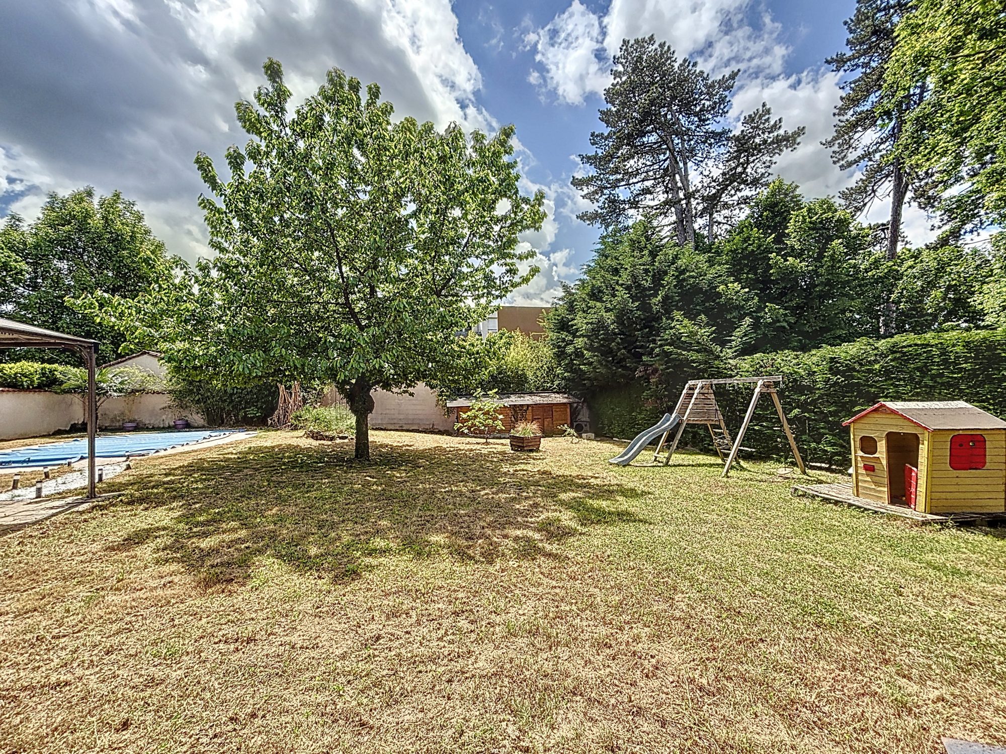 Jolie maison 4 chambres, véranda, terrasse, jardin avec piscine à Lentilly