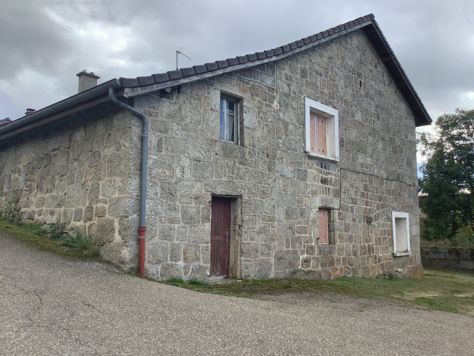 Maison en pierres mitoyenne avec garage et terrain d’environ 857 m2 Tence 43190