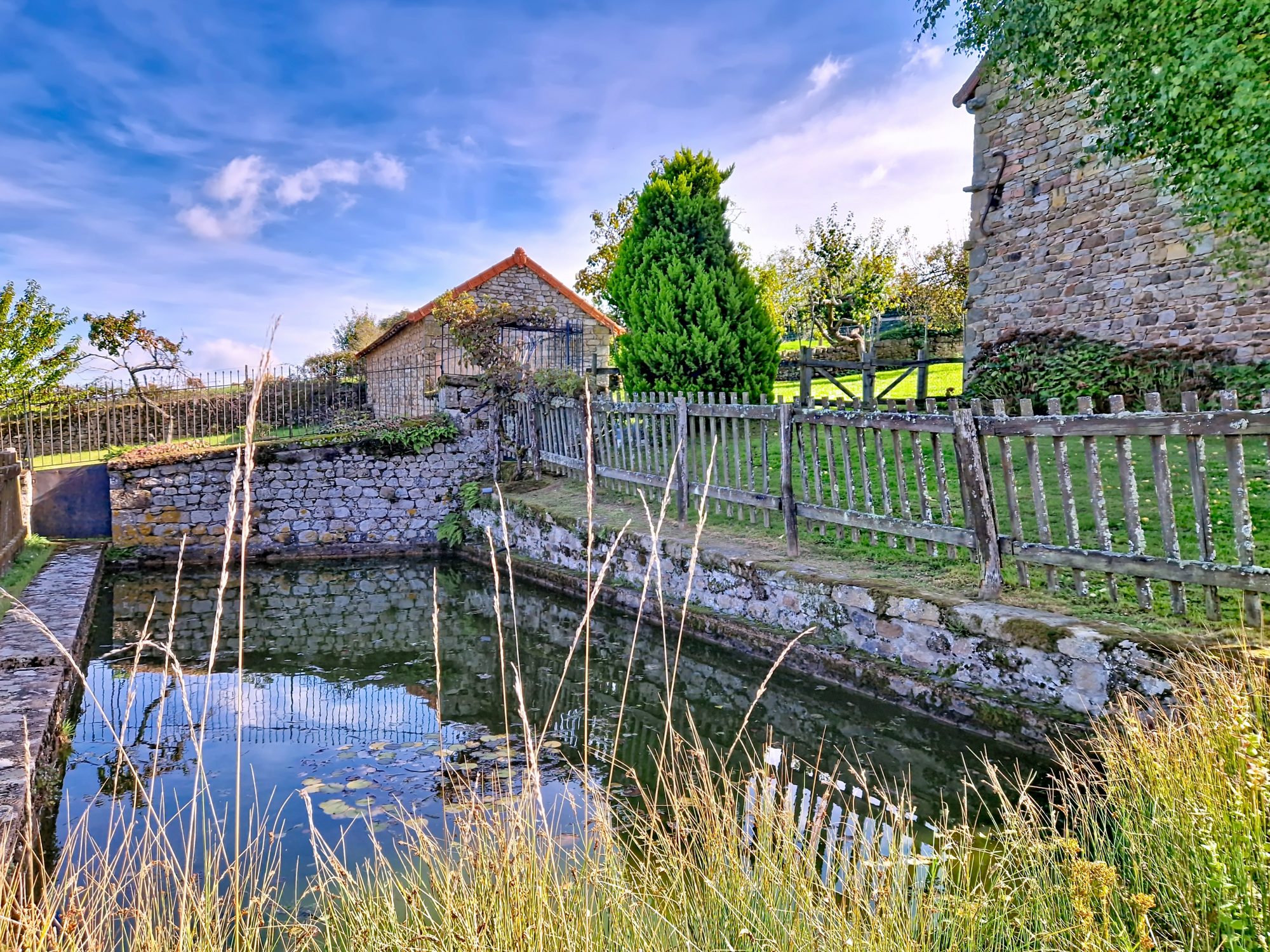 Authentique maison brionnaise  – volumes, charme et potentiel La Clayette 71800