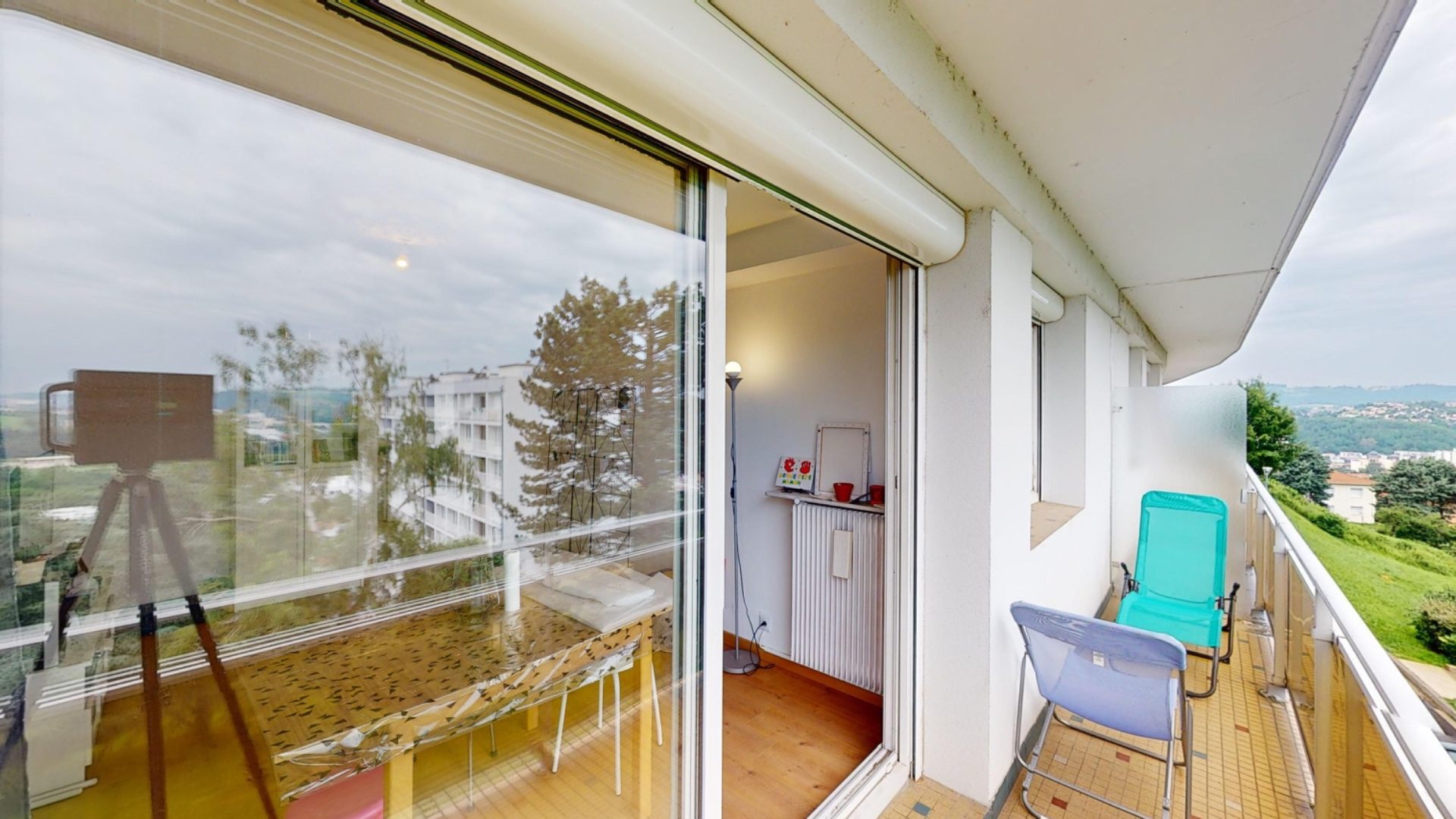 POUR INVESTISSEUR! APPARTEMENT T3 61m2 RÉNOVÉ, 1ER ÉTAGE, BALCON, 2 CHAMBRES, POSSIBILITÉ DE GARAGE EN PLUS, VUE DÉGAGÉE, ESPACES VERTS, RANGEMENTS MULTIPLES, CAVE Firminy 42700