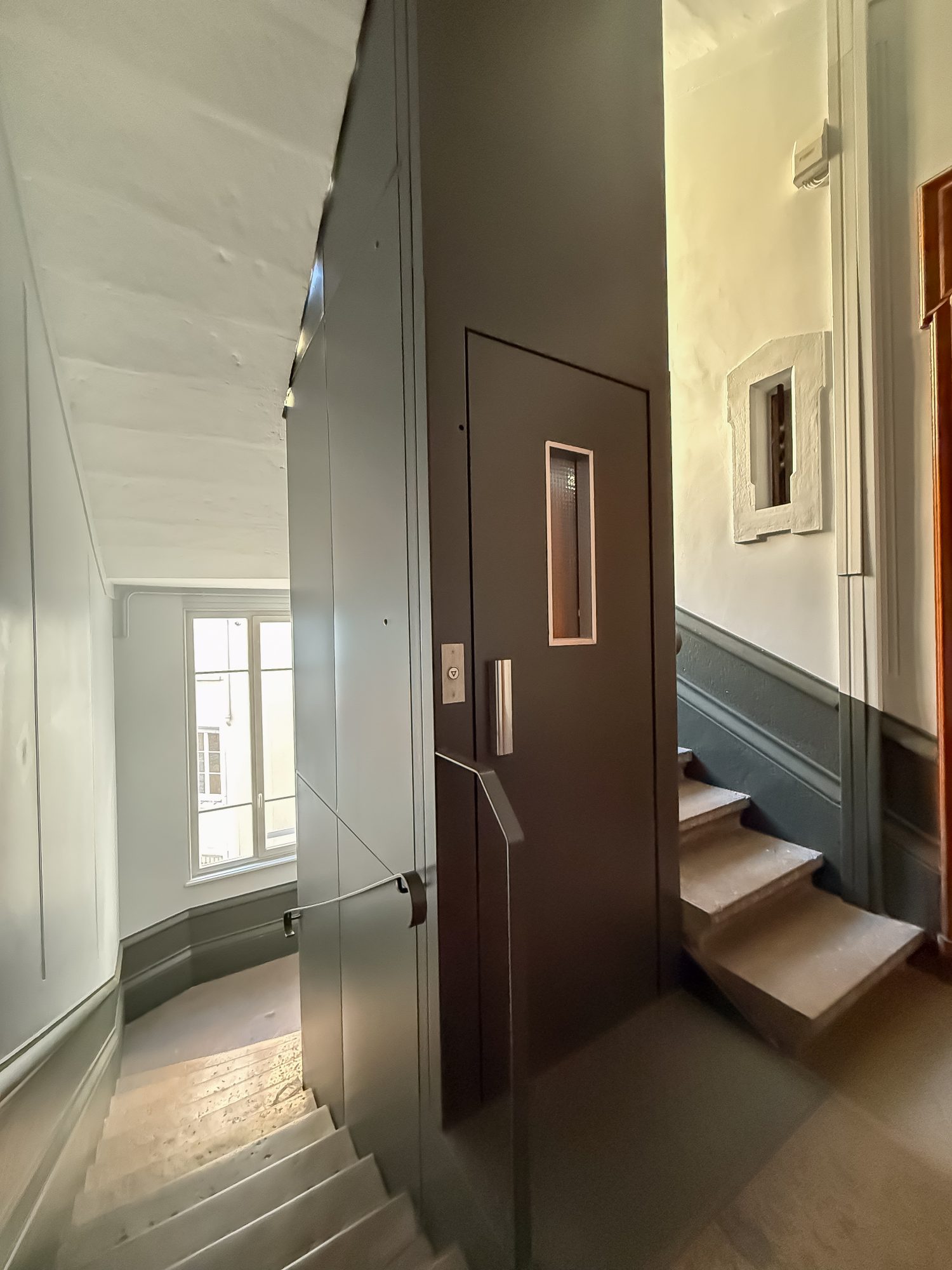 Dans bel ancien, appartement à rénover Lyon 69003