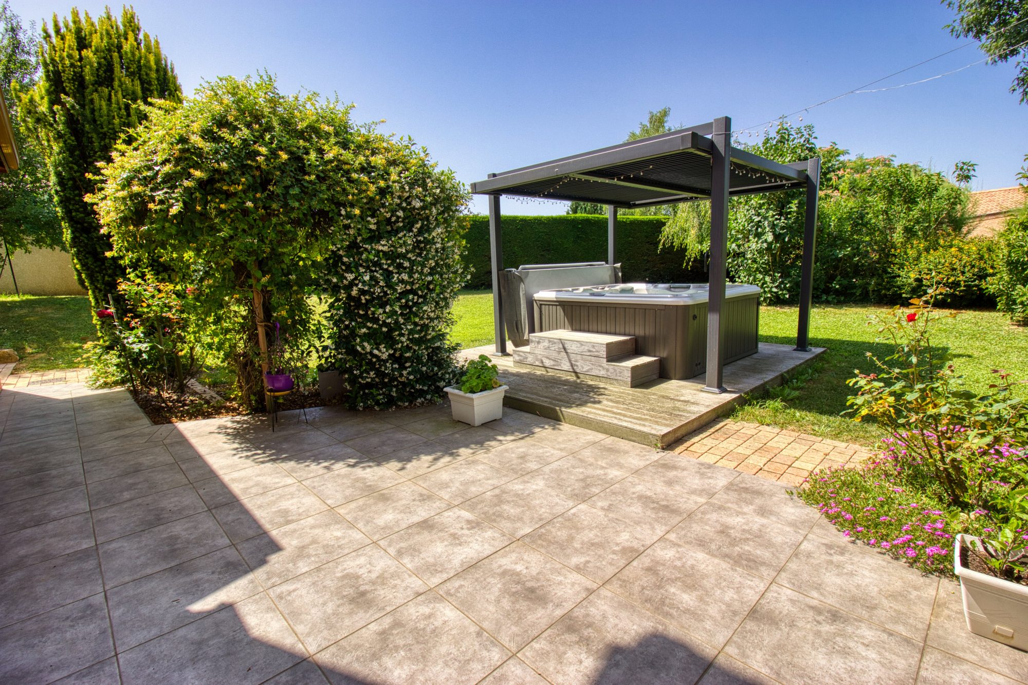 Maison familiale avec jardin arboré et jacuzzi – 175 m² habitables