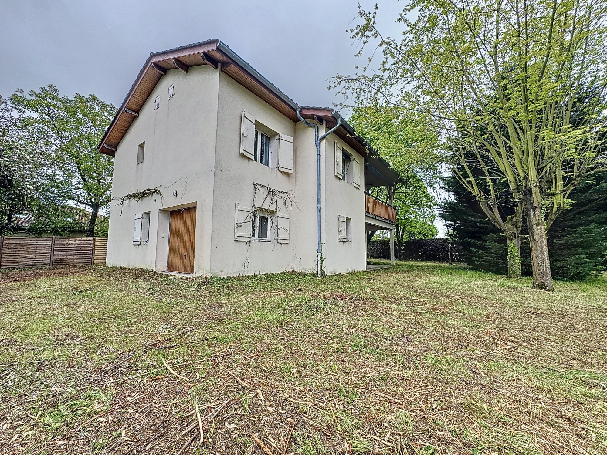 MAISON DE 140 M² AVEC PLUS DE 2300 M² DE TERRAIN Pont-de-Veyle 01290