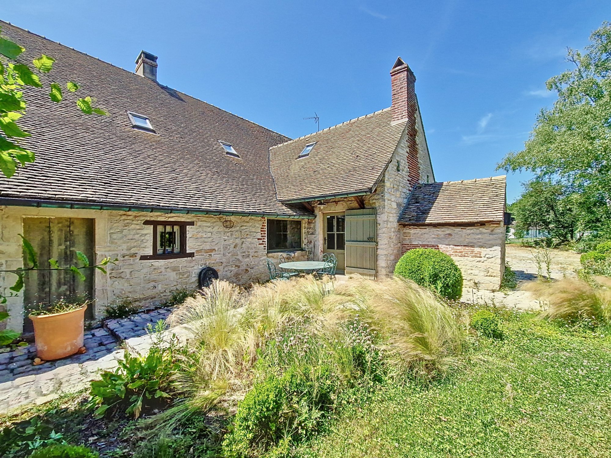 A 15kms de Chalon sur Saône : très belle longère. sur 20 ares. Chalon-sur-Saône 71100