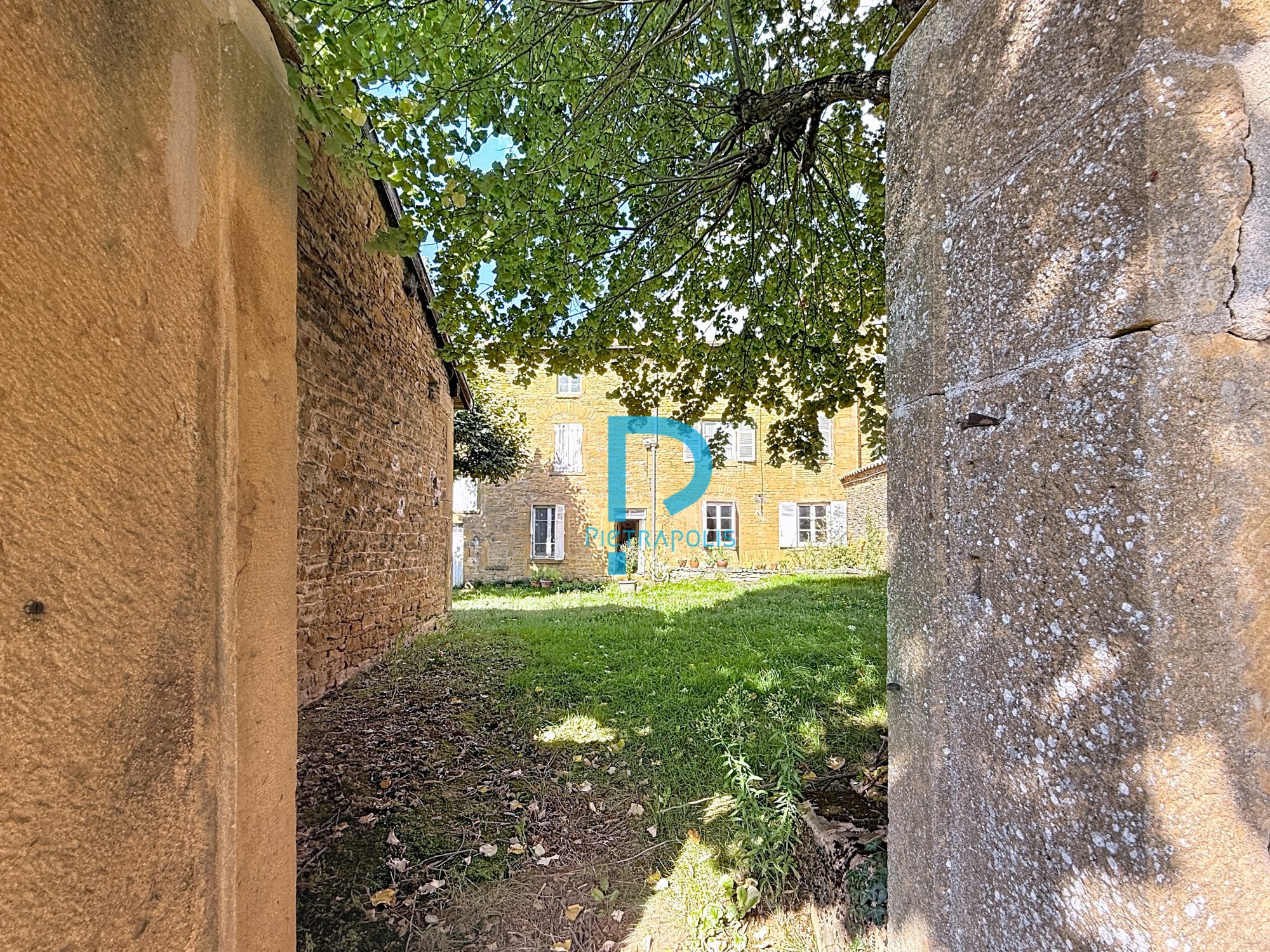 BELLE BÂTISSE EN PIERRES DORÉES