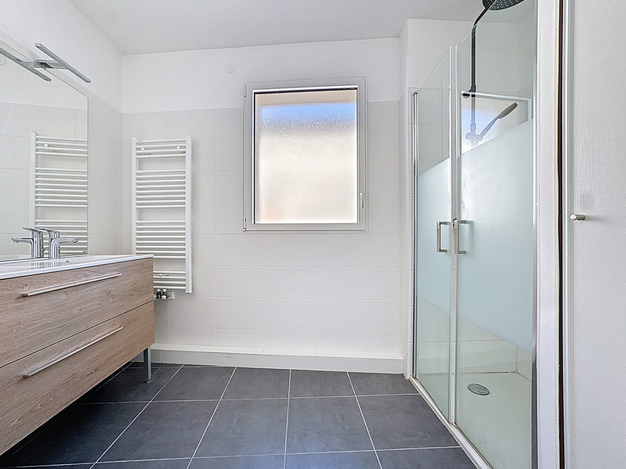 Maison de 2020 au centre ville de 110m2 - 4 chambres avec Garage et stationnement. Saint Symphorien d'Ozon 69360