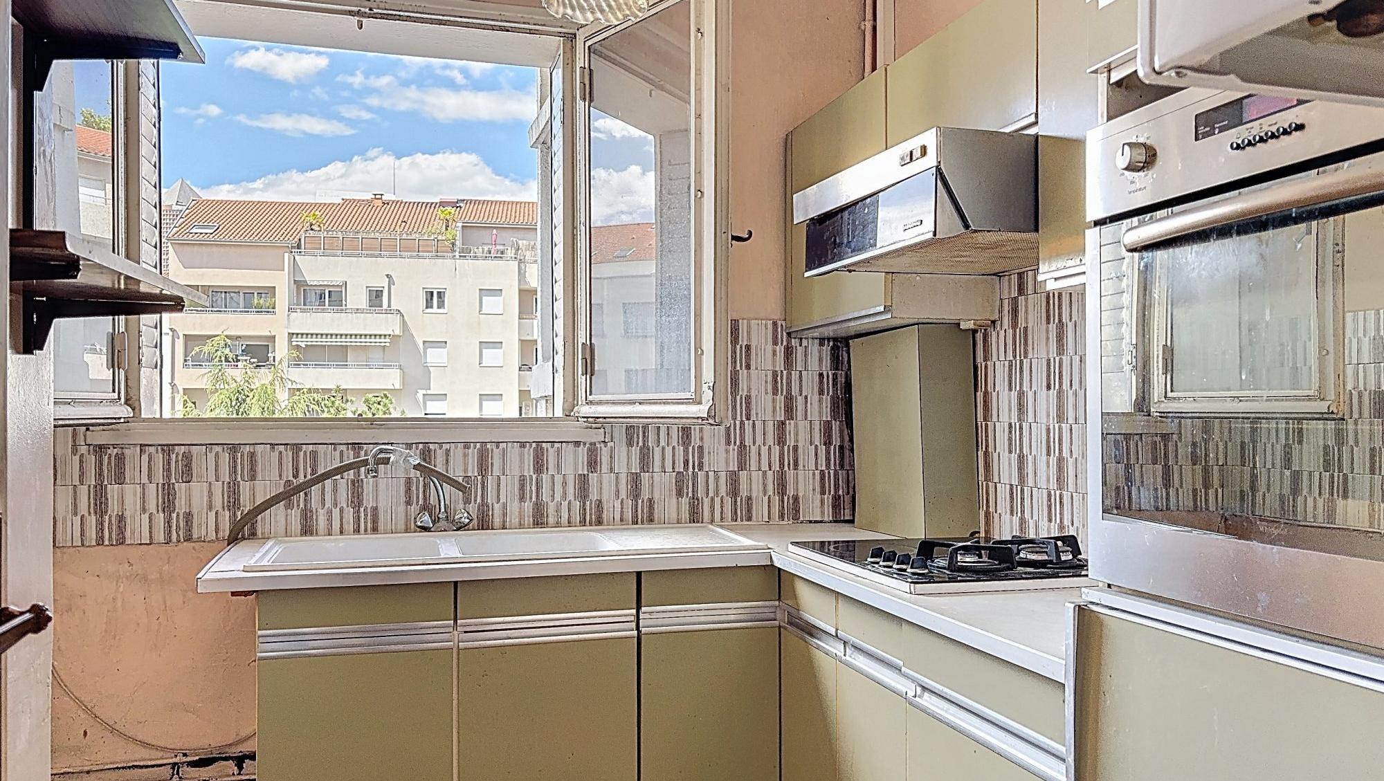 SOUS OFFRE - T3 possible T4 à rénover métro Garibaldi - ligne D Lyon 69003