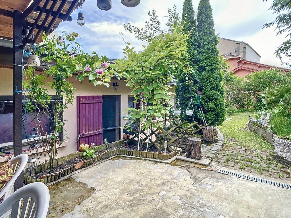 A TARARE MAISON CENTRE VILLE - 140 M2 - 4 CHAMBRES - CALME - LUMINOSITÉ - TERRAIN CLOS ARBORÉ  700 M2 Tarare 69170