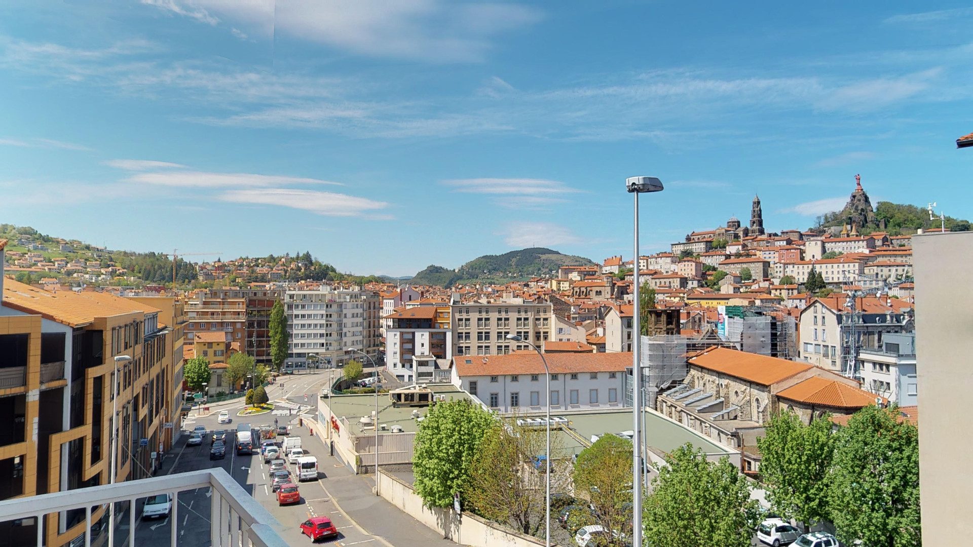 EXCLUSIVITE ! bel Appartement T4/T5 avec une architecture originale avec 2 balcons, cave et box , habitable de suite