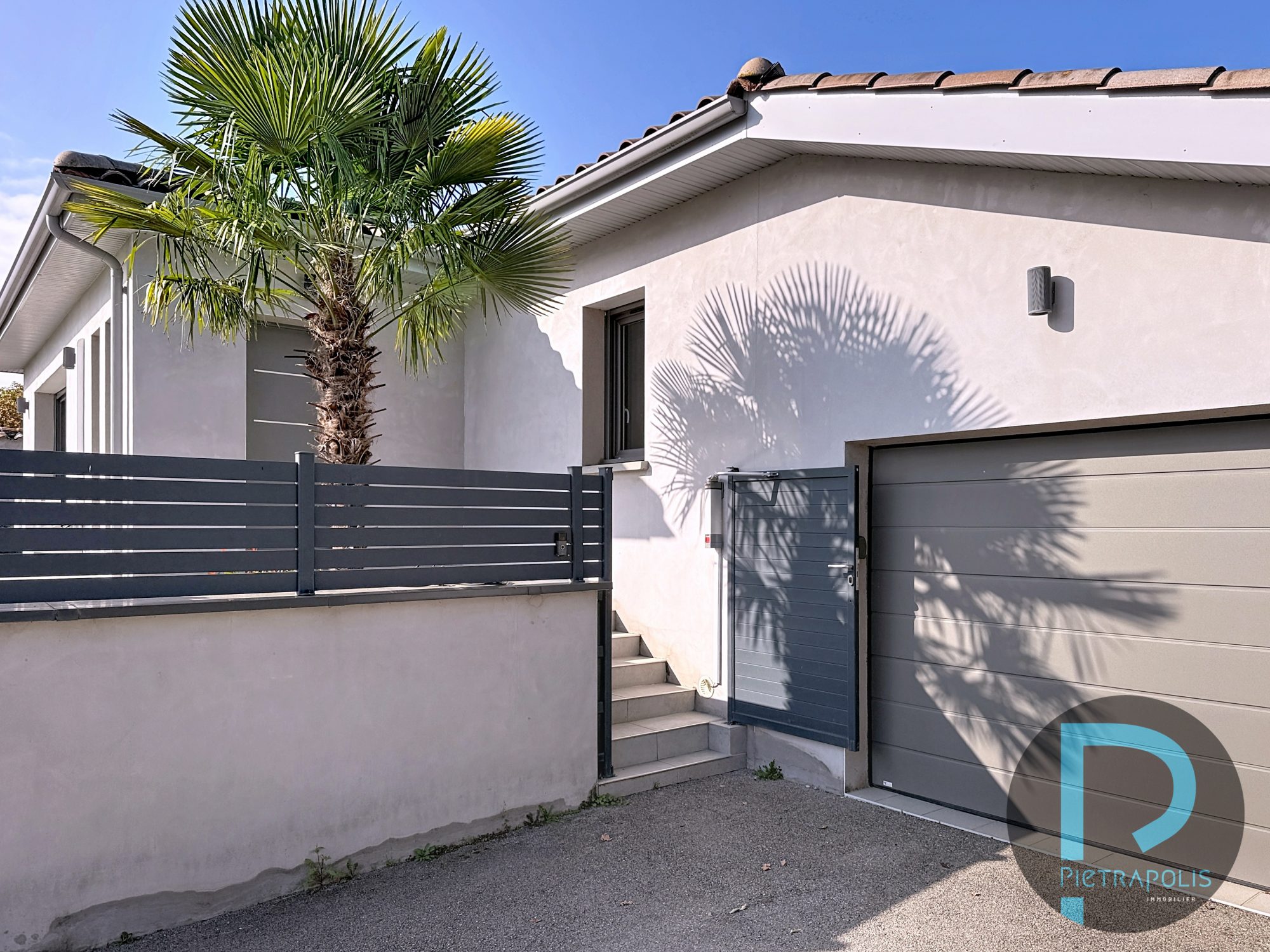 Maison de plain-pied de 92m² - 3 chambres - Terrain de 371m² - garage - 3 places de parkings Chaleins 01480