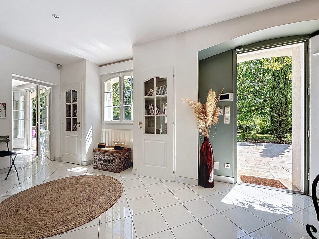 Villa de 245 m², parc de 5000 m² avec piscine Saint-Genis-Laval 69230