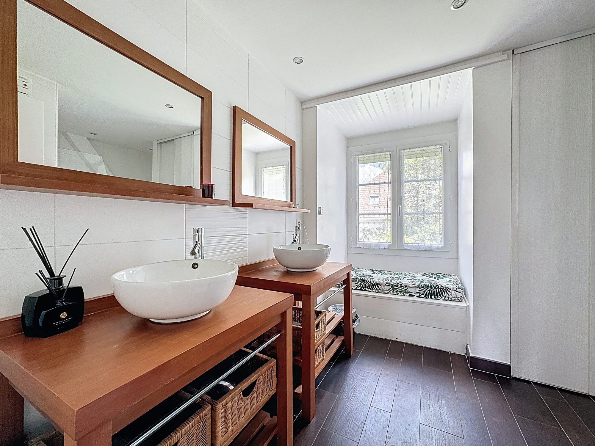 Rare et Authentique, Pietrapolis Chaponost vous propose cette maison de 275m2 édifiée sur une parcelle de 2225m2 avec 5 chambres, une pièce de vie de 65m2, un Pool House et une piscine chauffée Brignais 69530