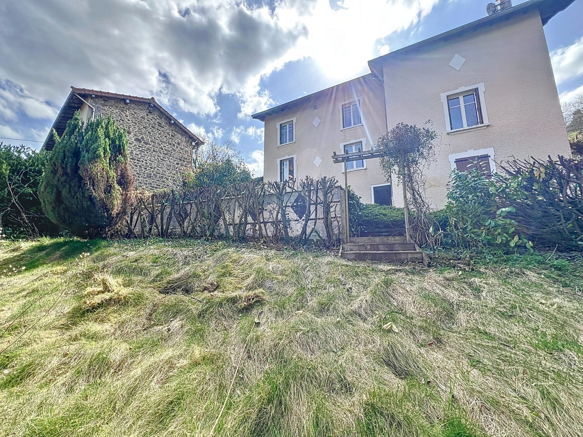 MAISON - 2 CHBRES – JARDIN – DEPENDANCES - SOUS SOL Saint-Vincent-de-Reins 69240