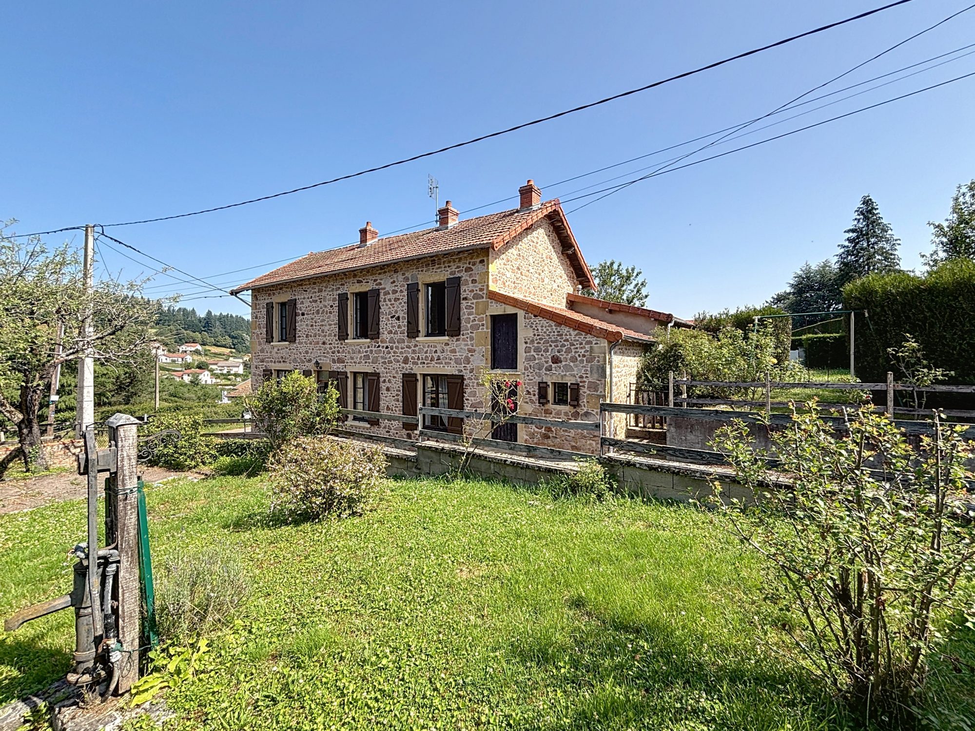 MAISON PIERRE - GARAGE - DÉPENDANCES - JARDIN