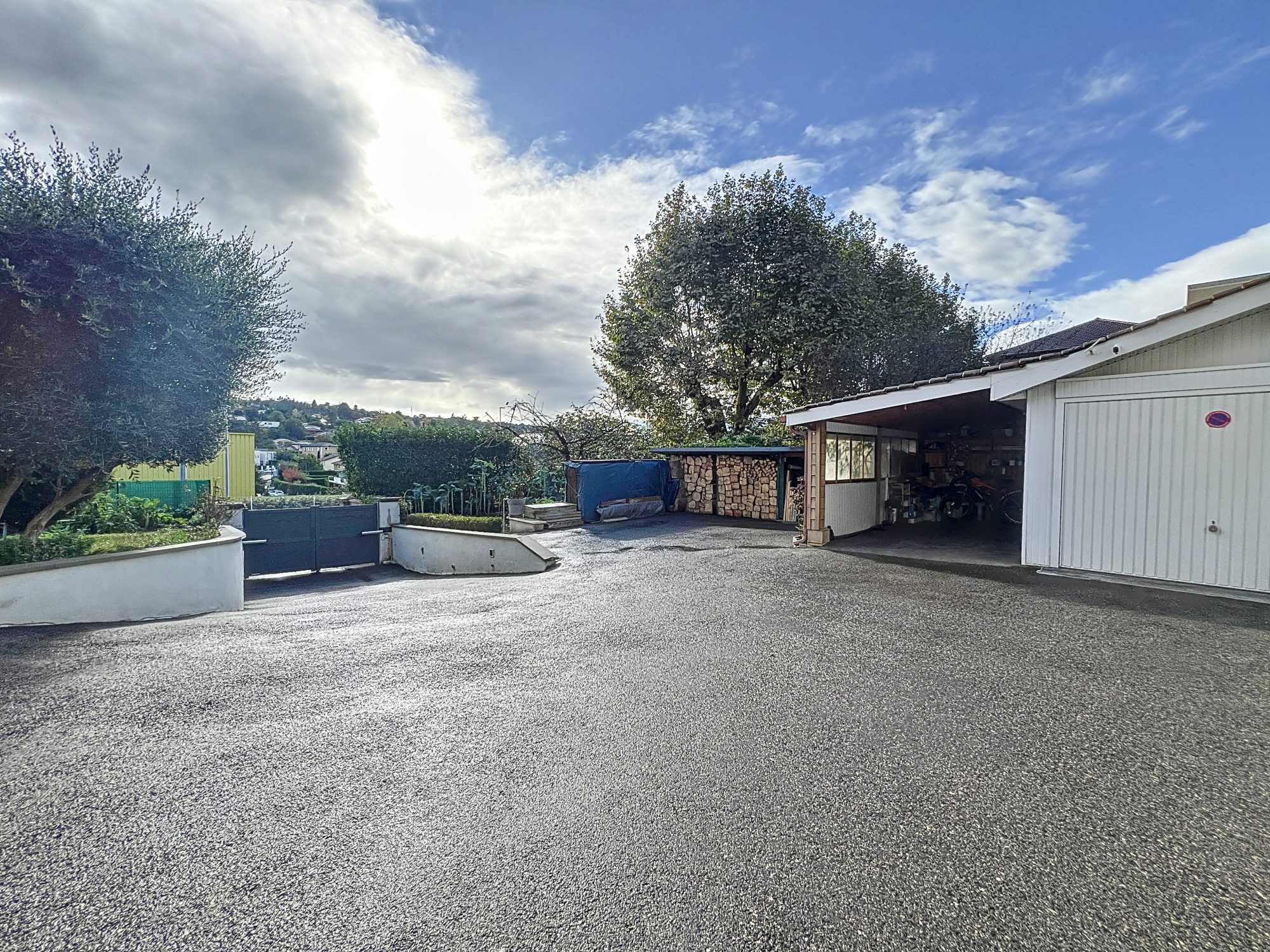 A NEUVILLE SUR SAONE, JOLIE MAISON DE 160m2 AVEC GARAGE SUR 1100m2 DE TERRAIN Neuville-sur-Saône 69250