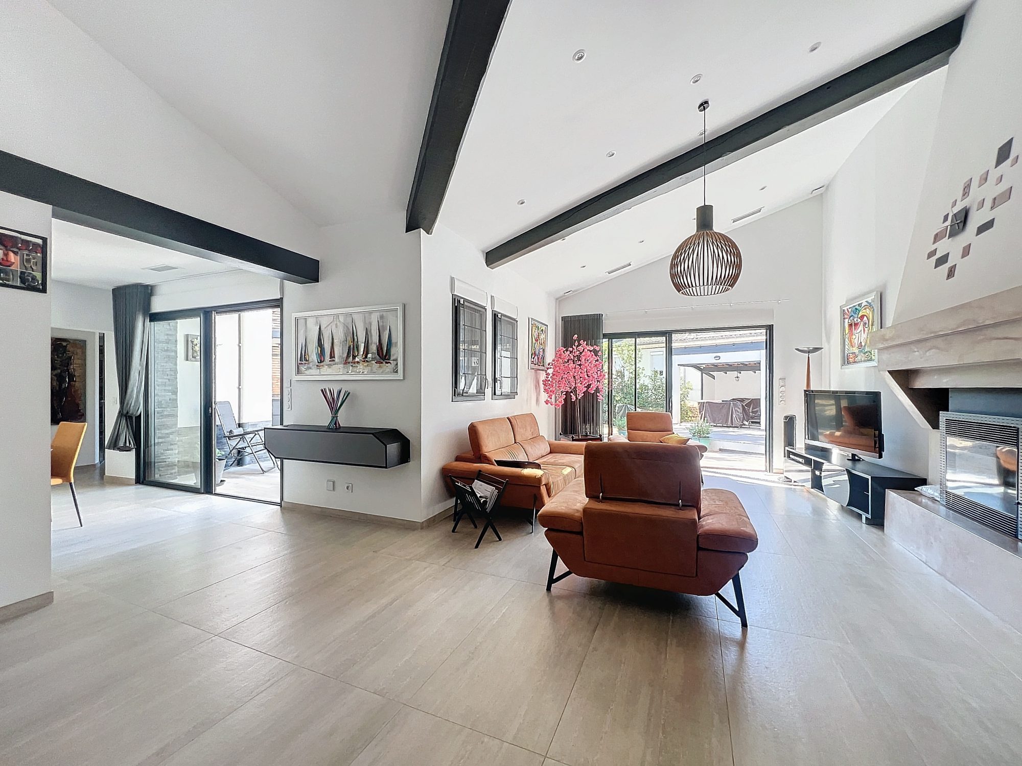 VAUVERT : Sur une parcelle de 540 m², maison R+1 T5 173 m². Double Garage + Cave