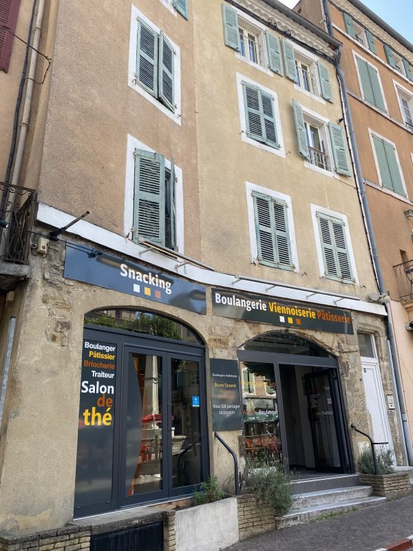 LOCAL COMMERCIAL LOUE