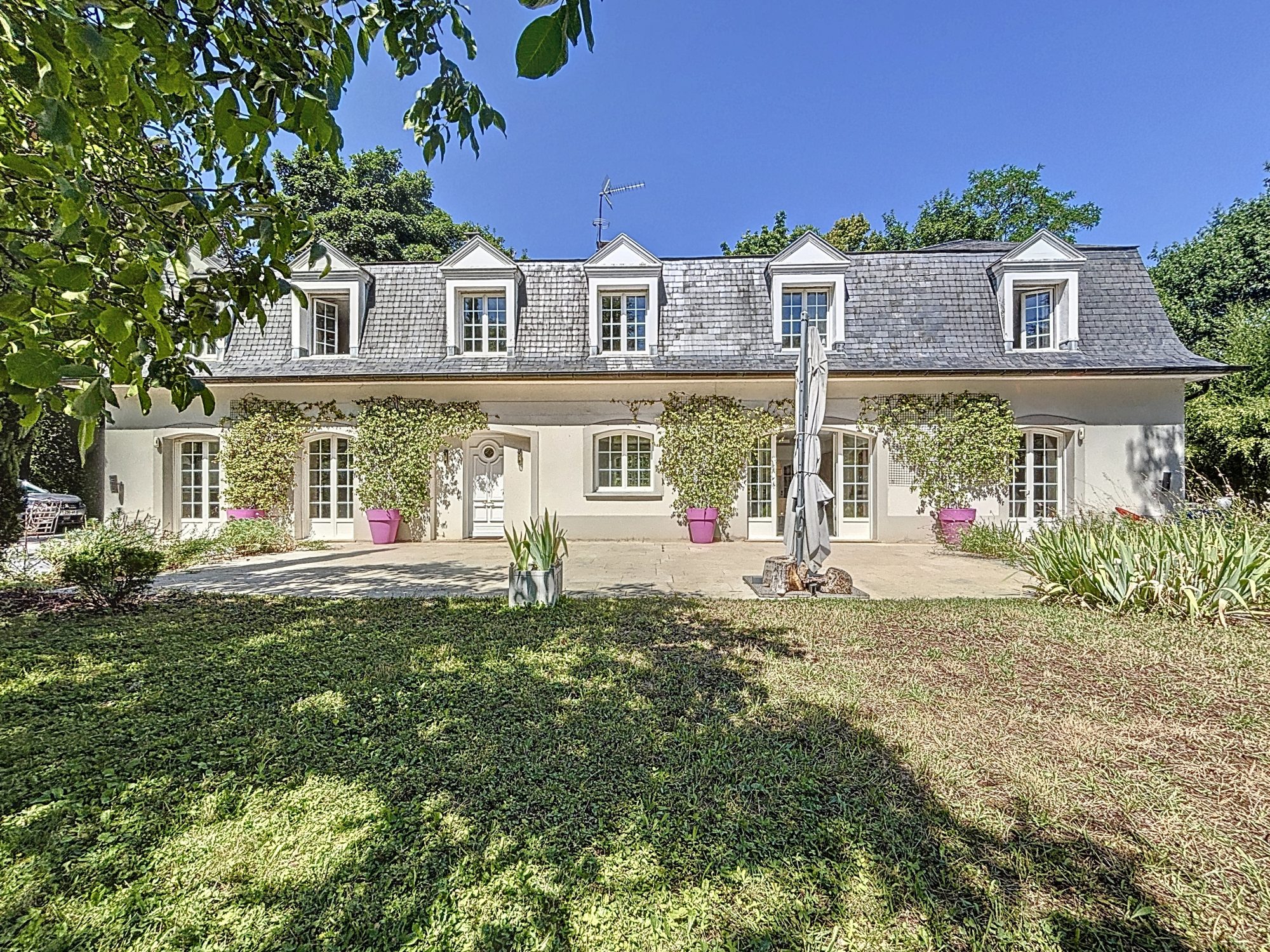 Villa de 245 m², parc de 5000 m² avec piscine Saint-Genis-Laval 69230