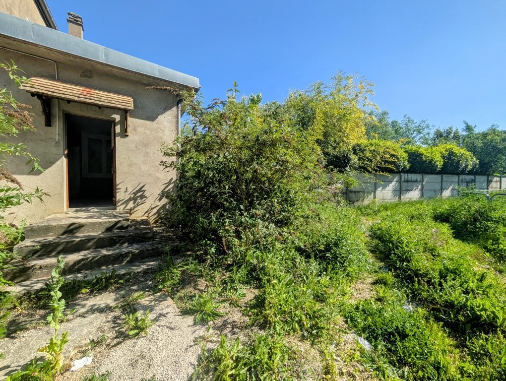 COTE D'OR (21) - SENNECEY LES DIJON - Plateau de 80 m² au sol à rénover avec jardin Sennecey-lès-Dijon 21800